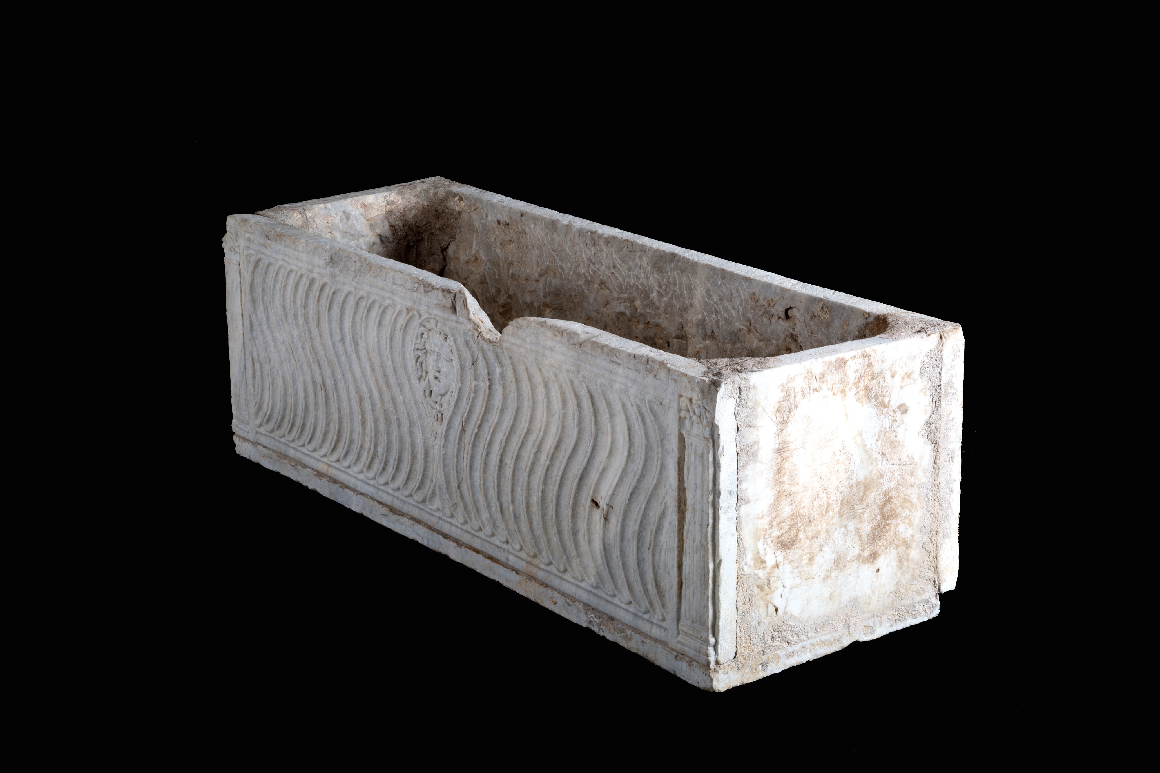 Vasca in marmo decorata a onde con mascherone, XVI secolo