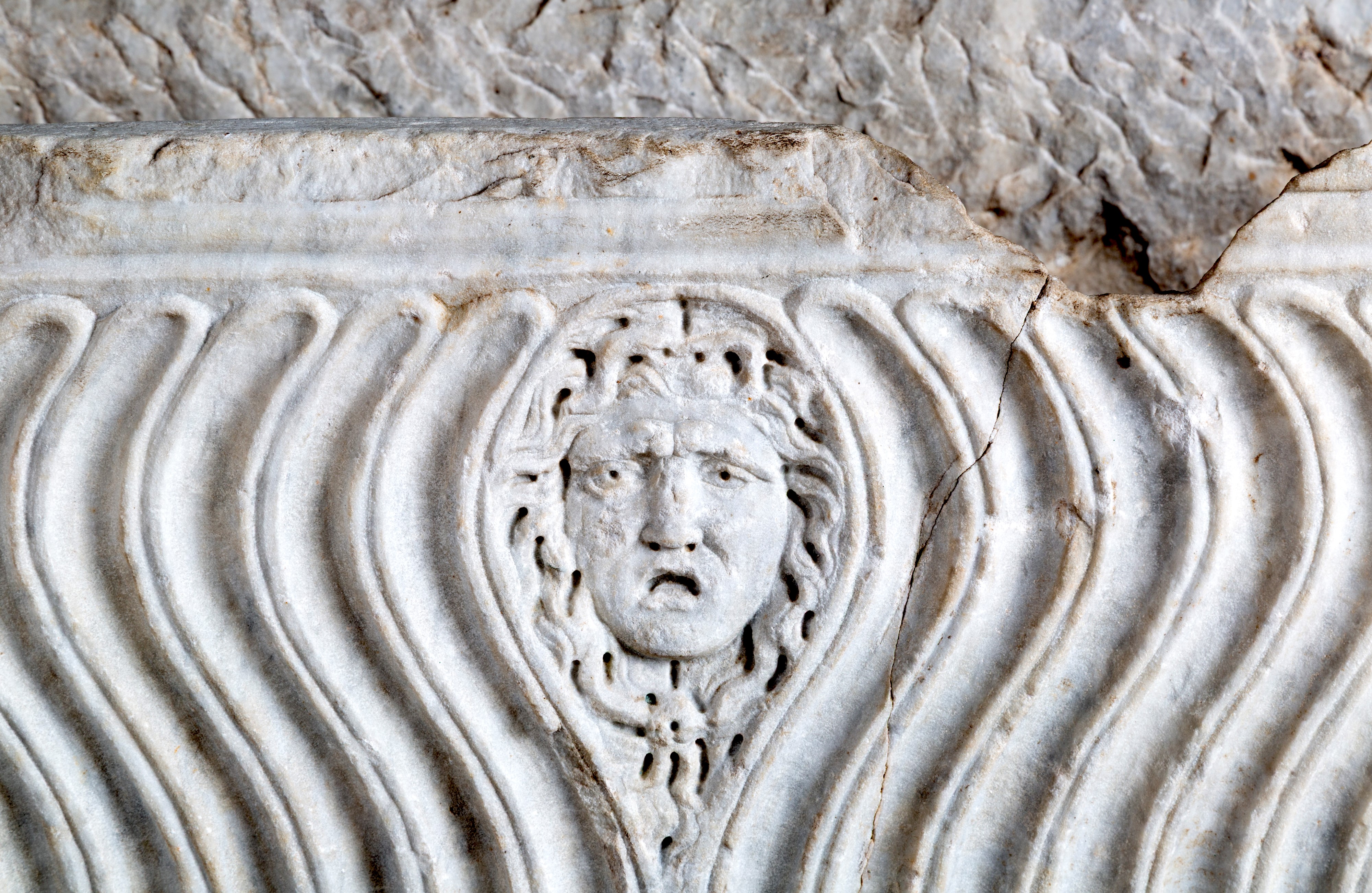 Vasca in marmo decorata a onde con mascherone, XVI secolo