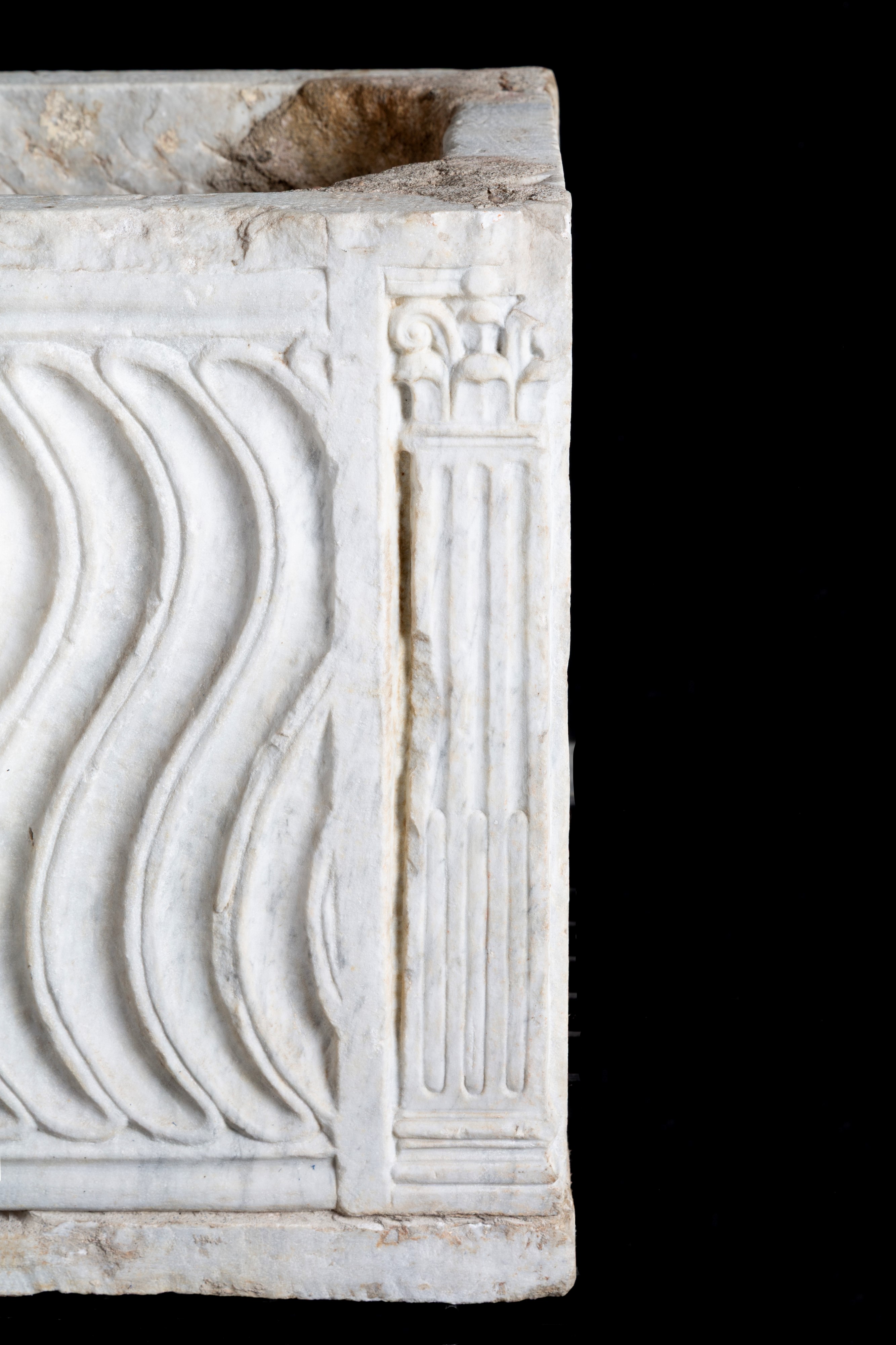 Vasca in marmo decorata a onde con mascherone, XVI secolo