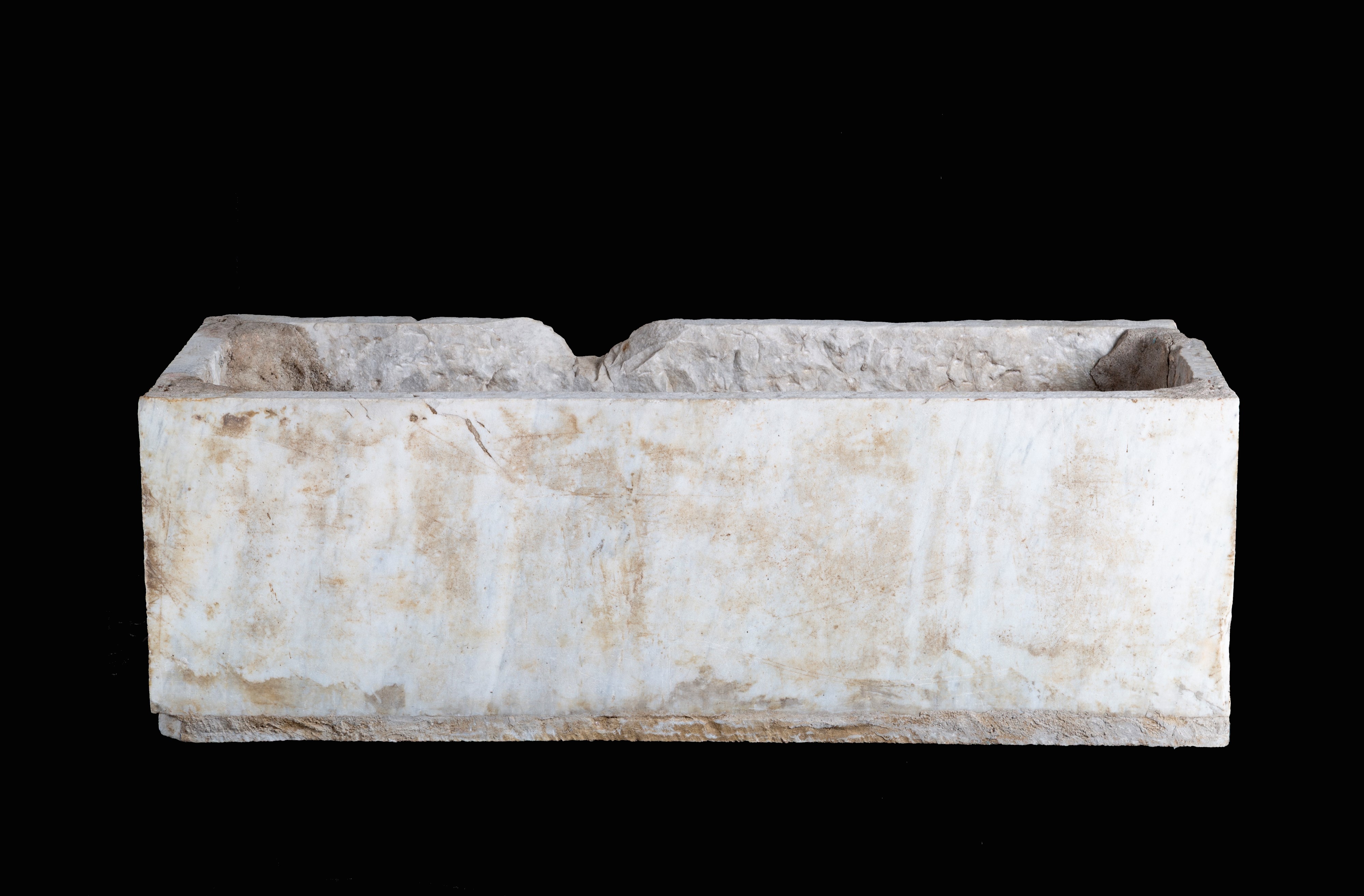 Vasca in marmo decorata a onde con mascherone, XVI secolo