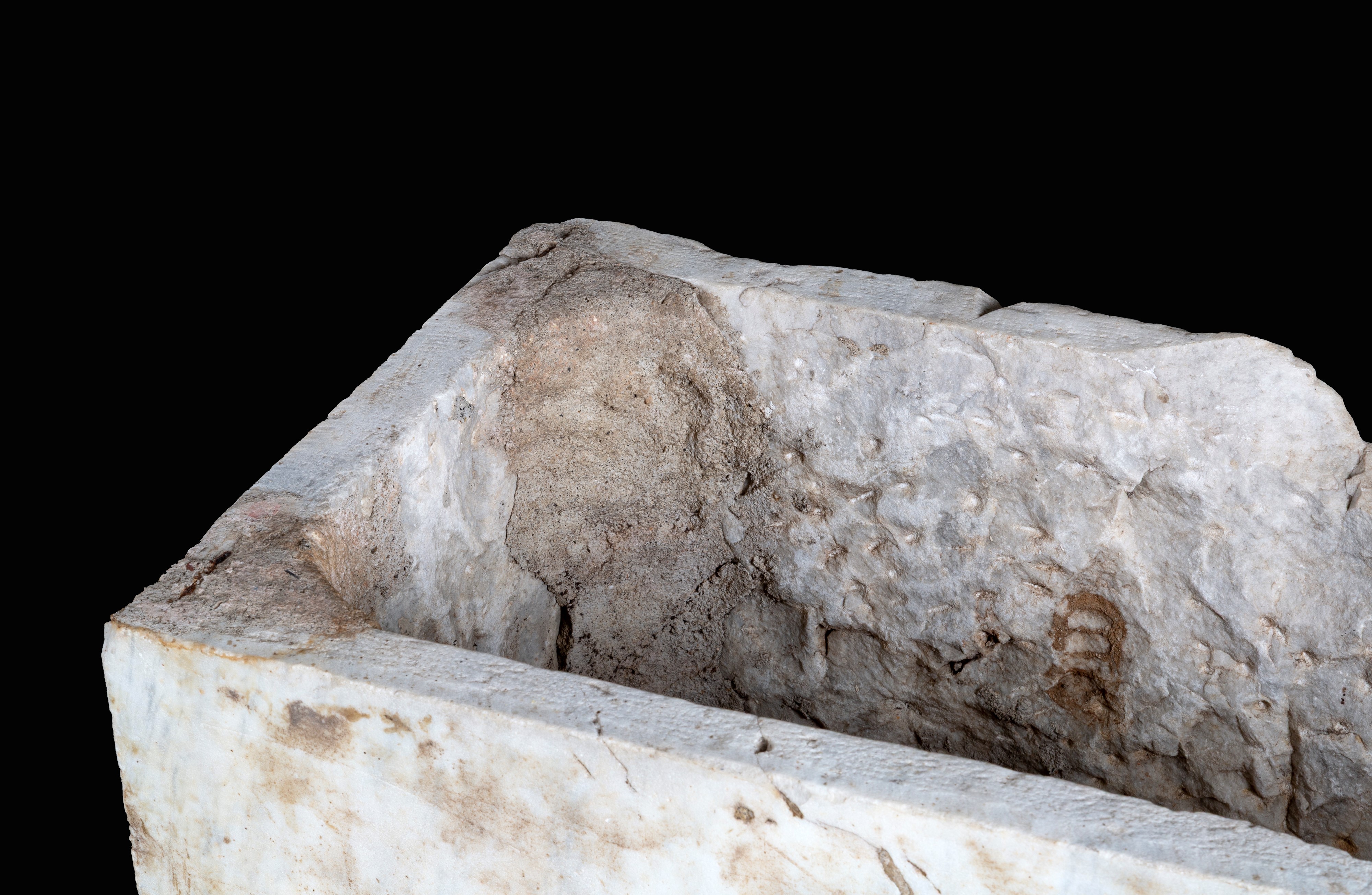 Vasca in marmo decorata a onde con mascherone, XVI secolo