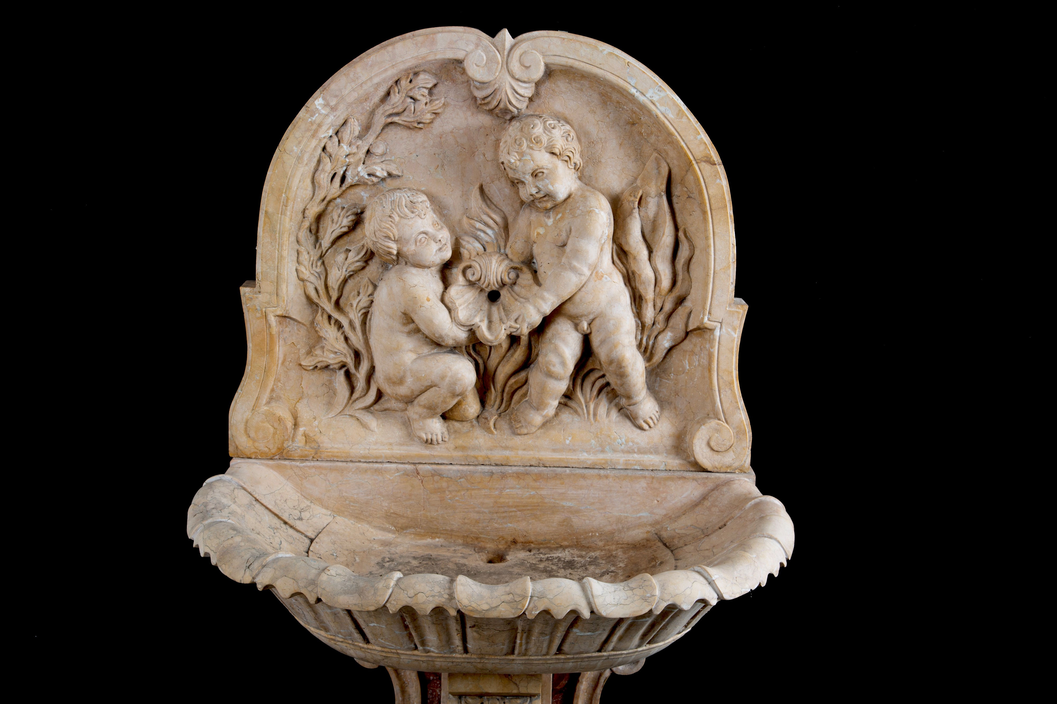 Fontana in marmo giallo Verona con putti scolpiti, XX secolo