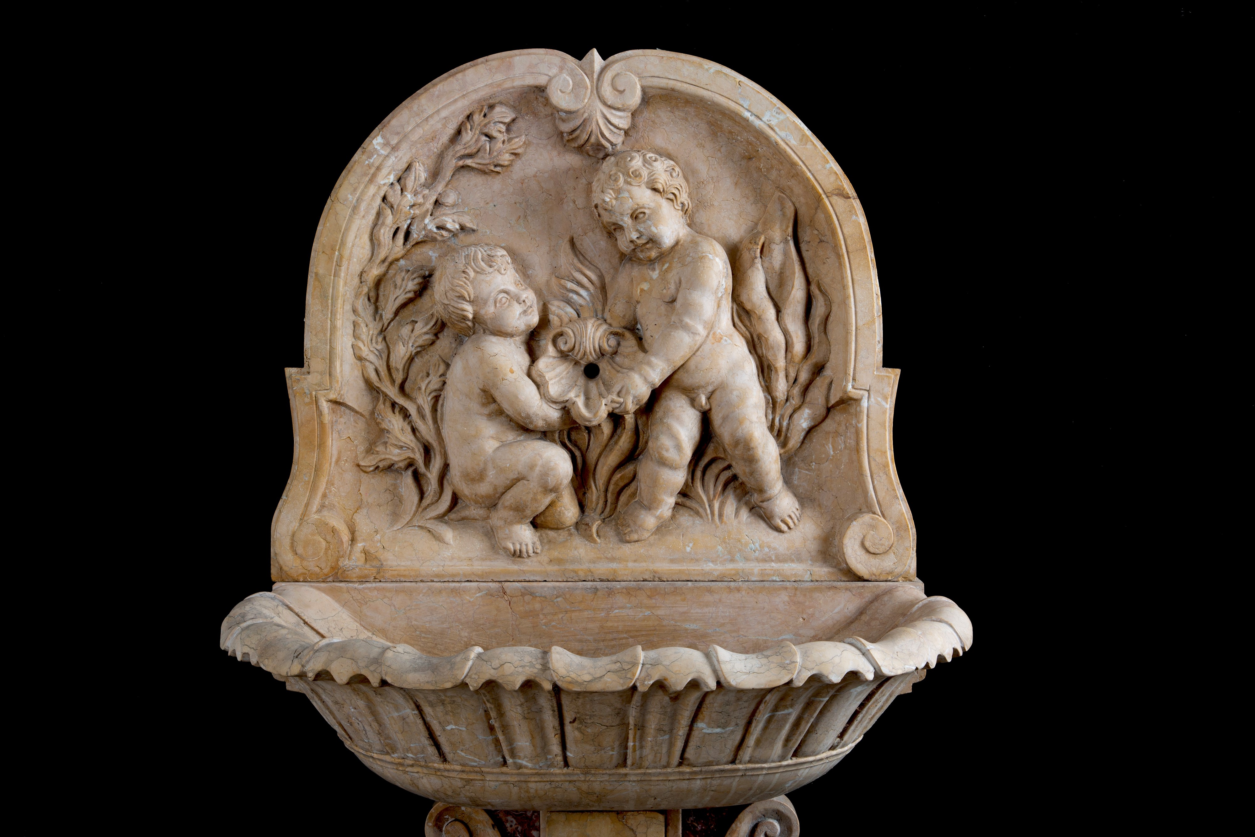 Fontana in marmo giallo Verona con putti scolpiti, XX secolo