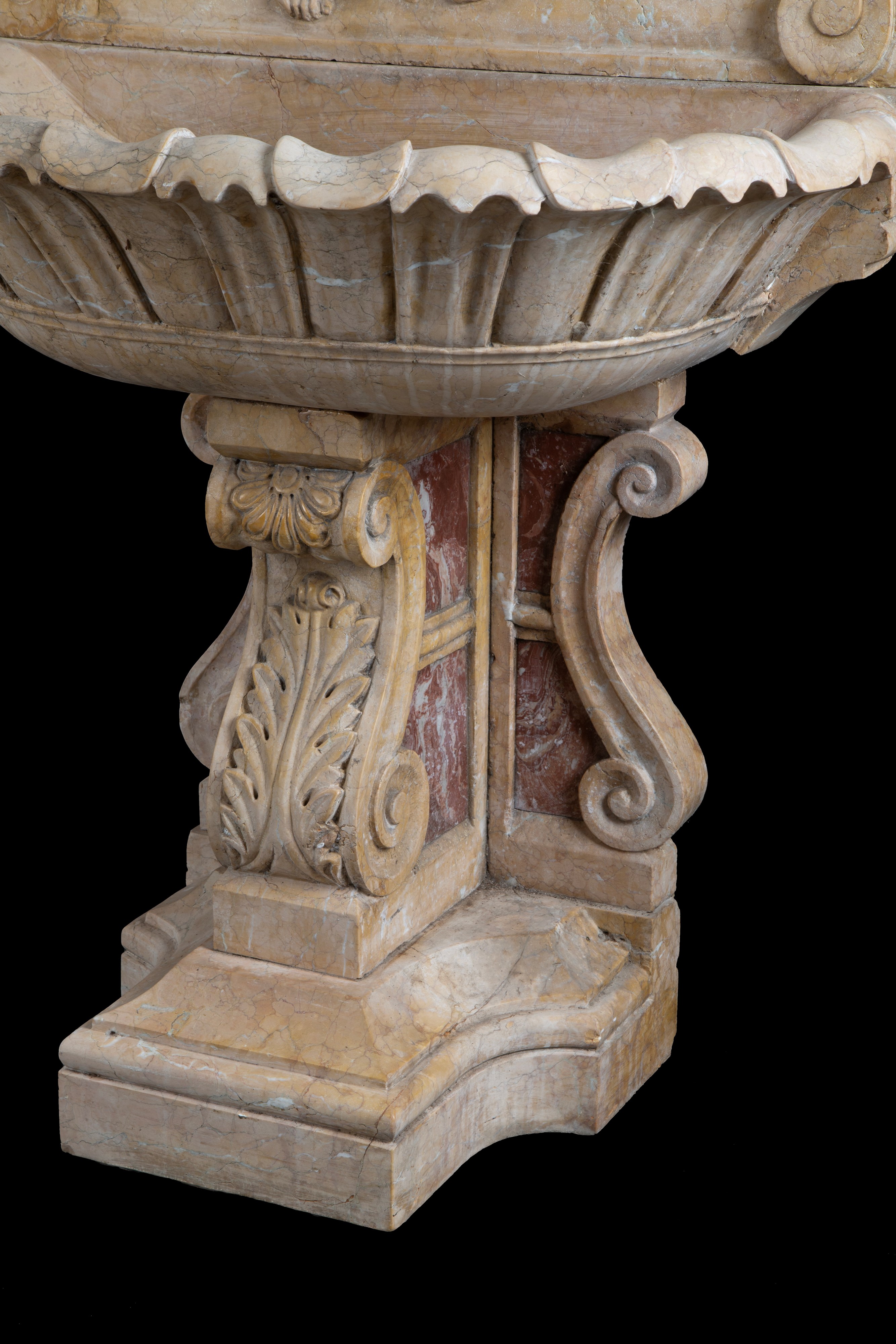 Fontana in marmo giallo Verona con putti scolpiti, XX secolo