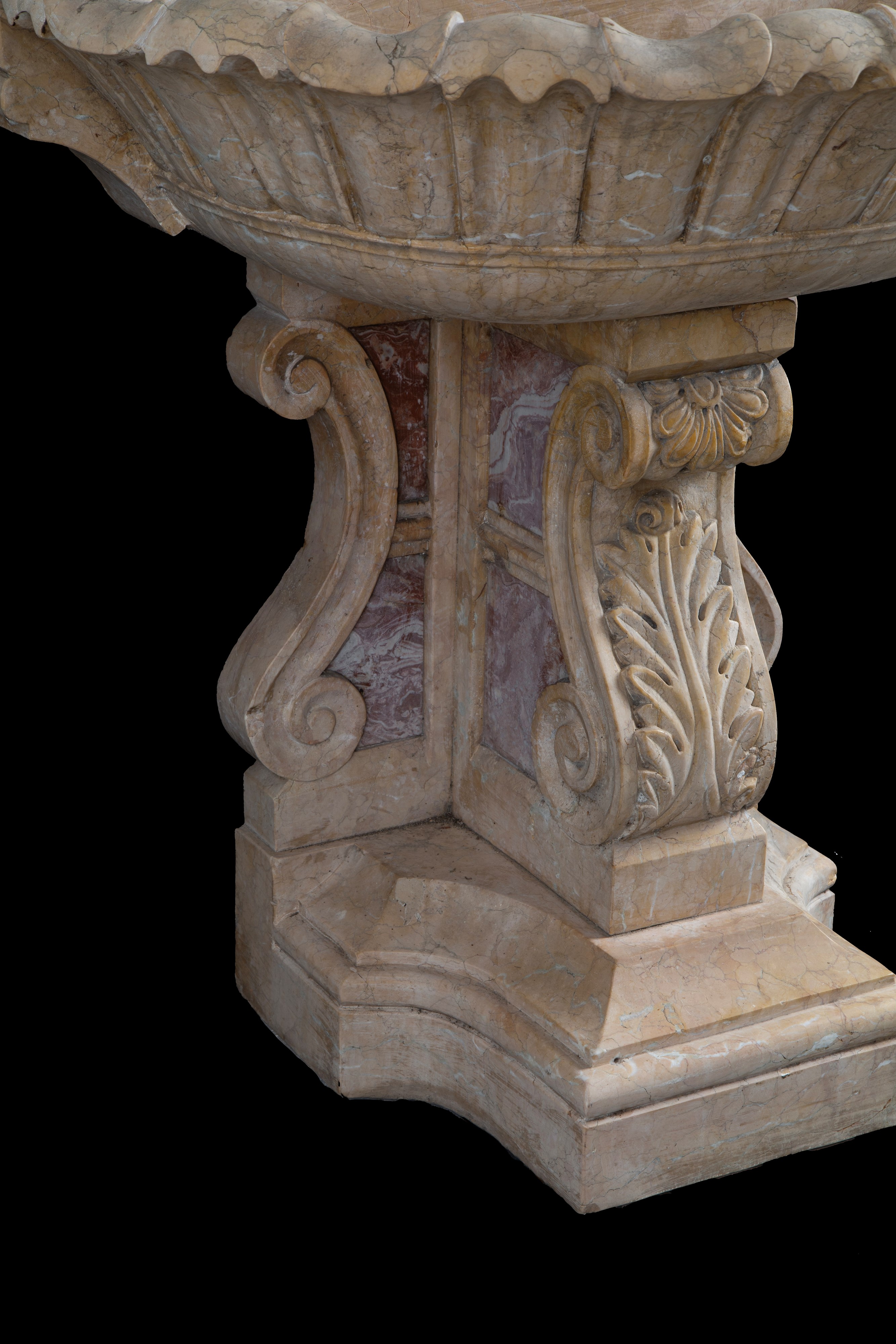 Fontana in marmo giallo Verona con putti scolpiti, XX secolo