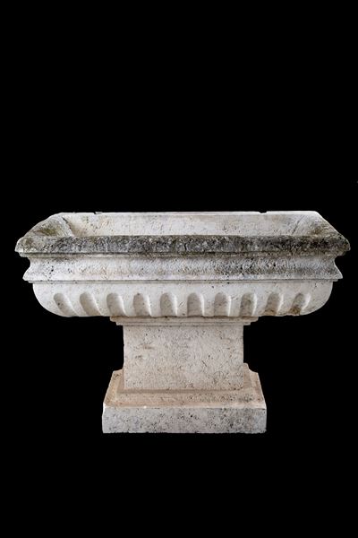 Vasca in travertino, XIX secolo, con base