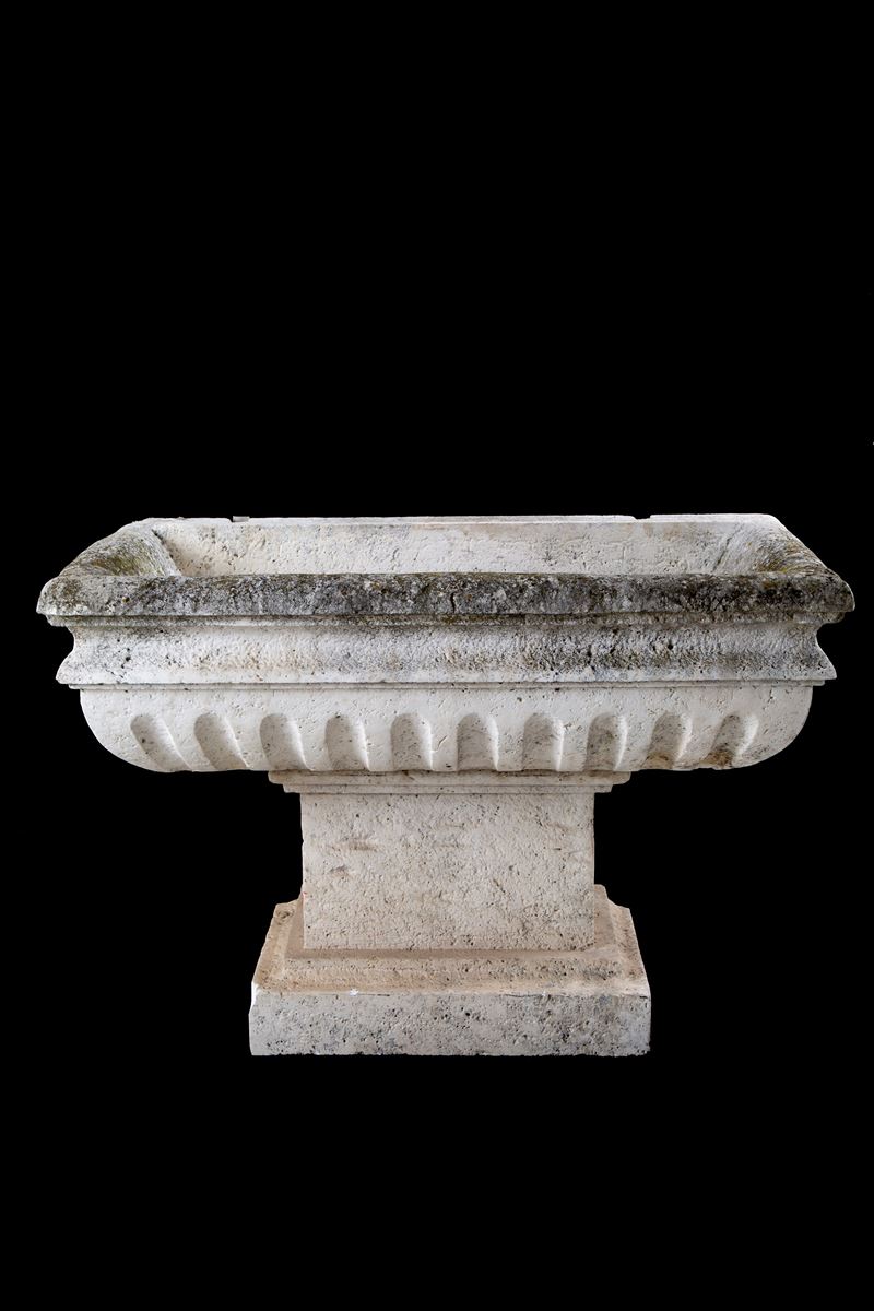 Vasca in travertino, XIX secolo, con base