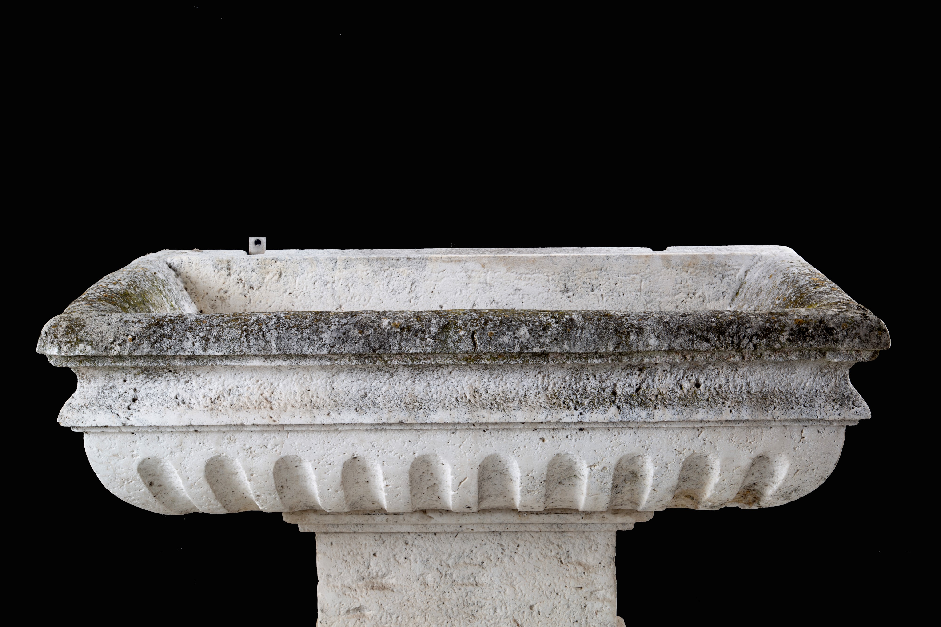 Vasca in travertino, XIX secolo, con base