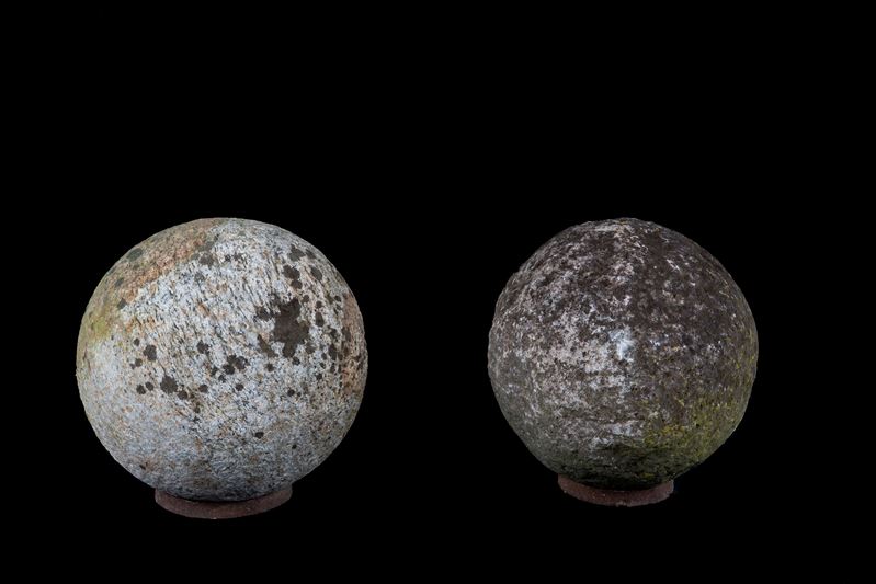 Due sfere in pietra