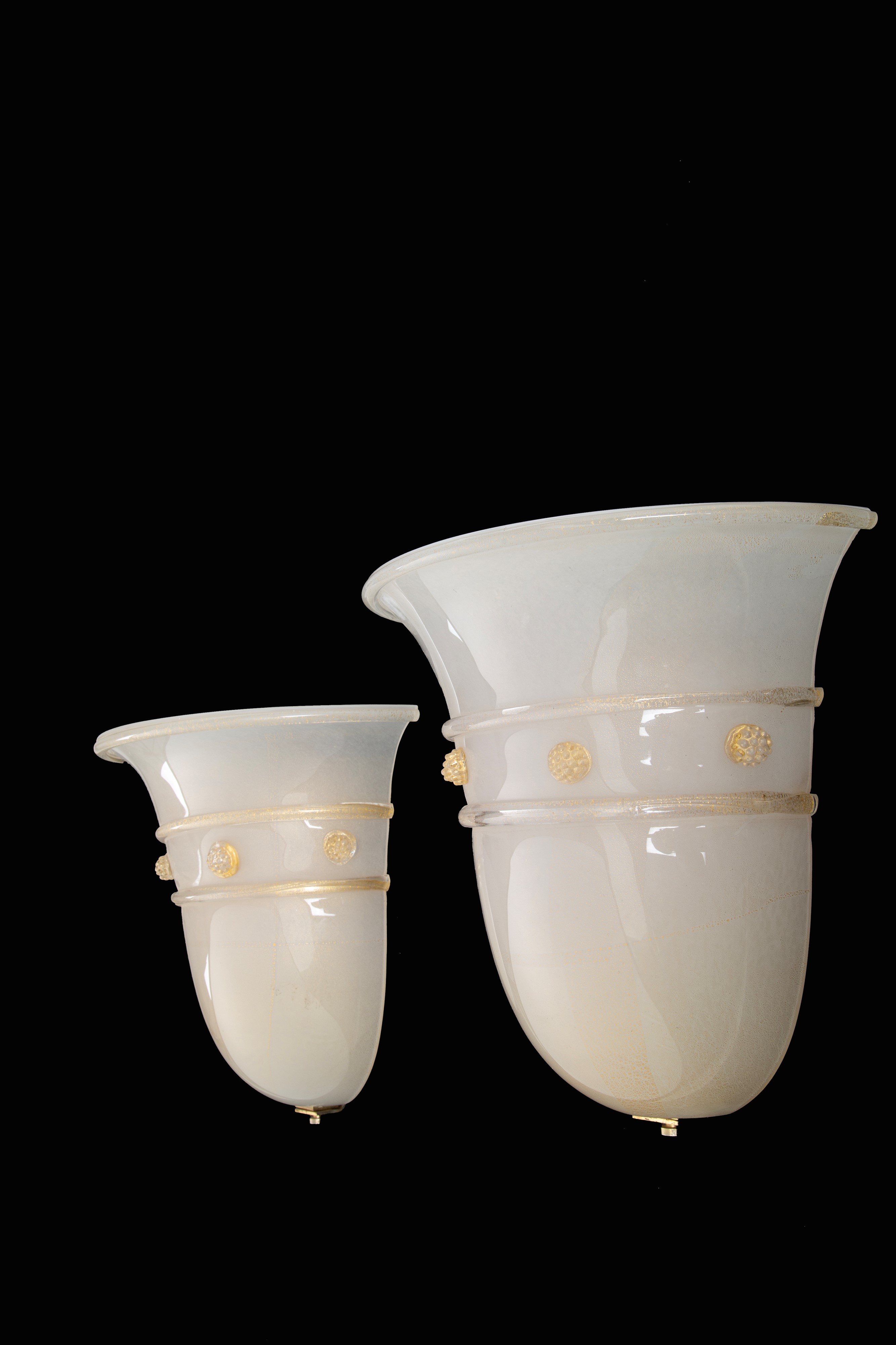 Barovier & Toso, Coppia di applique in vetro lumeggiato con decori floreali