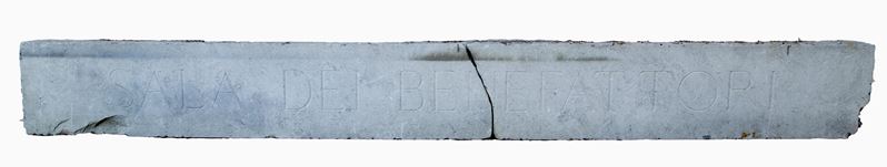 Lastra in marmo con iscrizione 'Sala dei benefattori', 8x199x8 cm