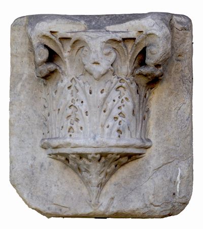 Frammento in marmo con capitello scolpito