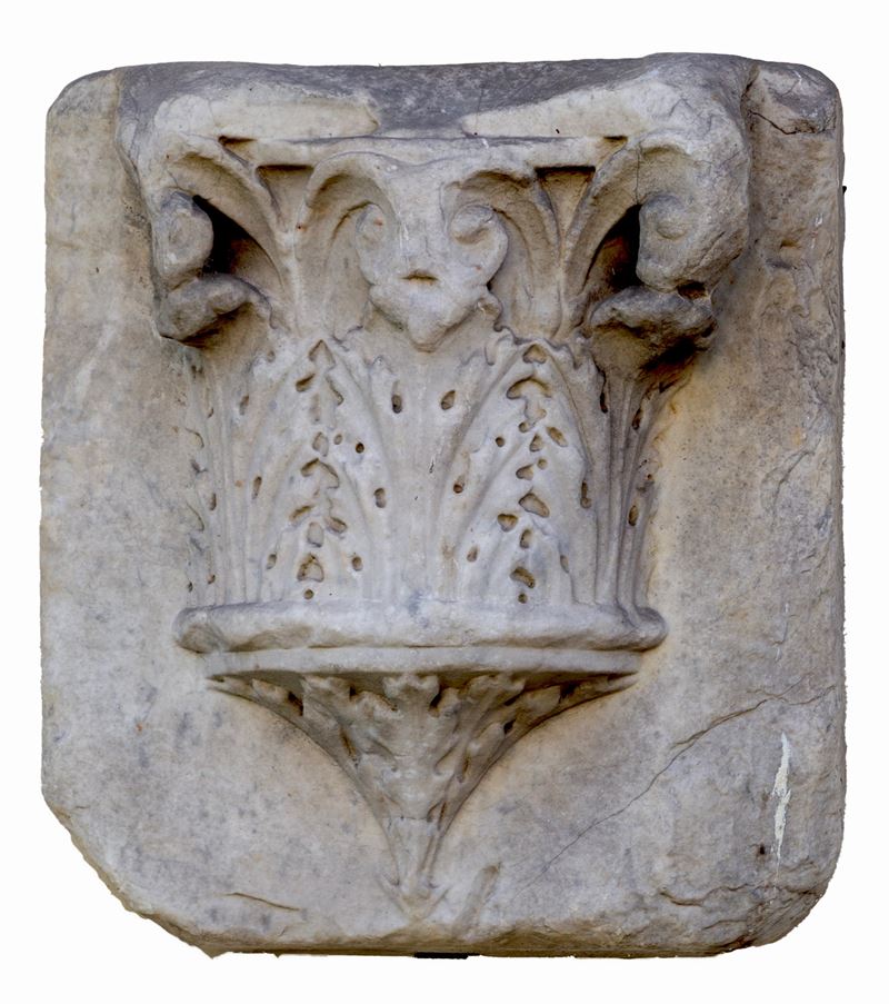 Frammento in marmo con capitello scolpito