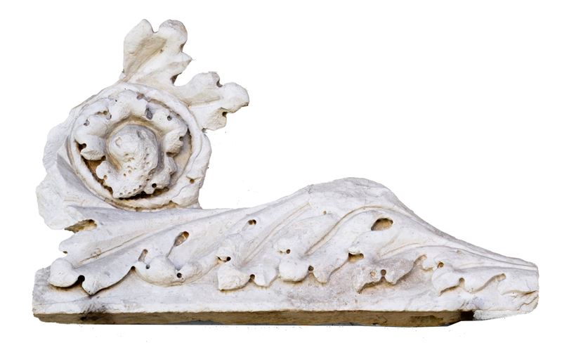 Frammento architettonico ornamentale, marmo bianco, 42x69x12 cm ca.