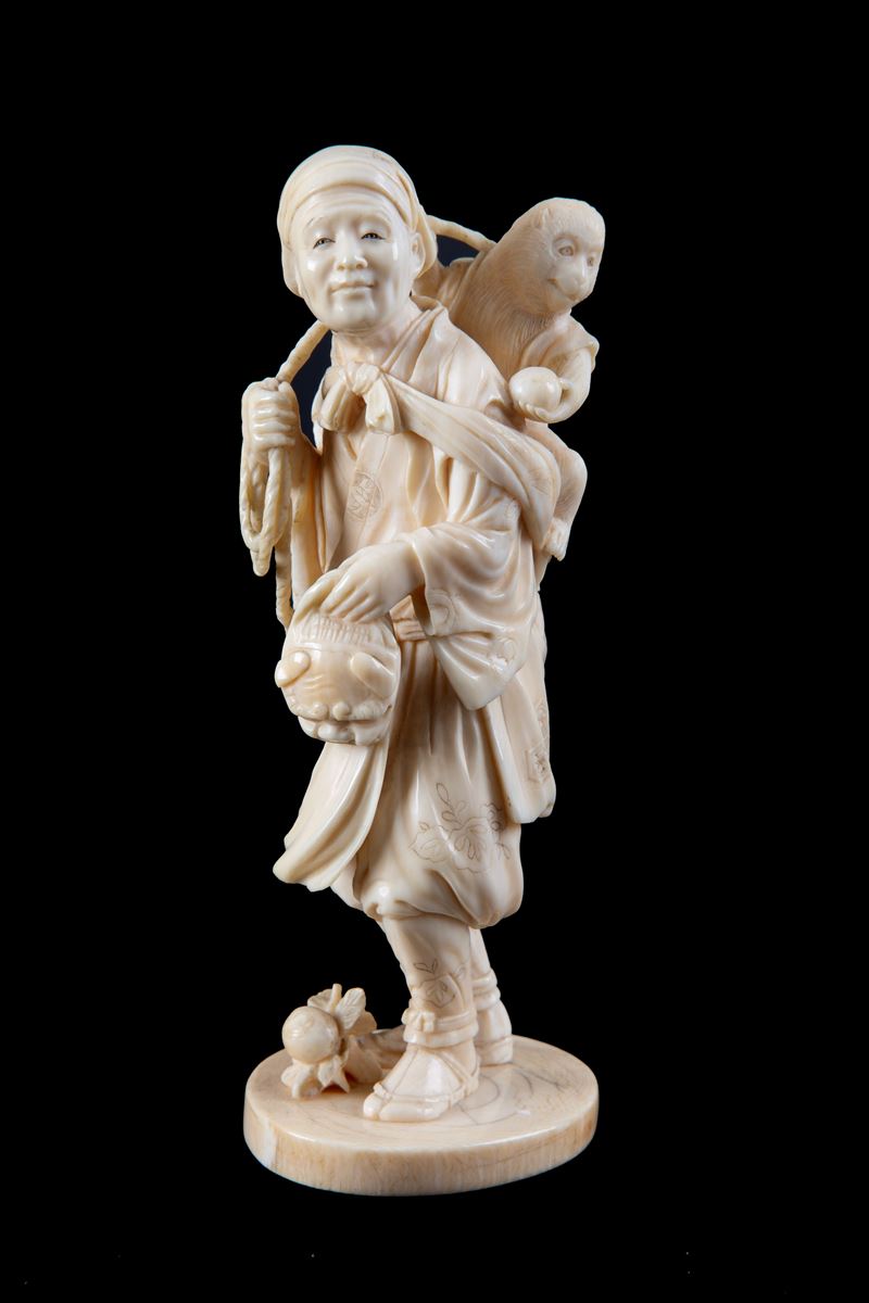 Okimono in avorio "UOMO CON SCIMMIA"