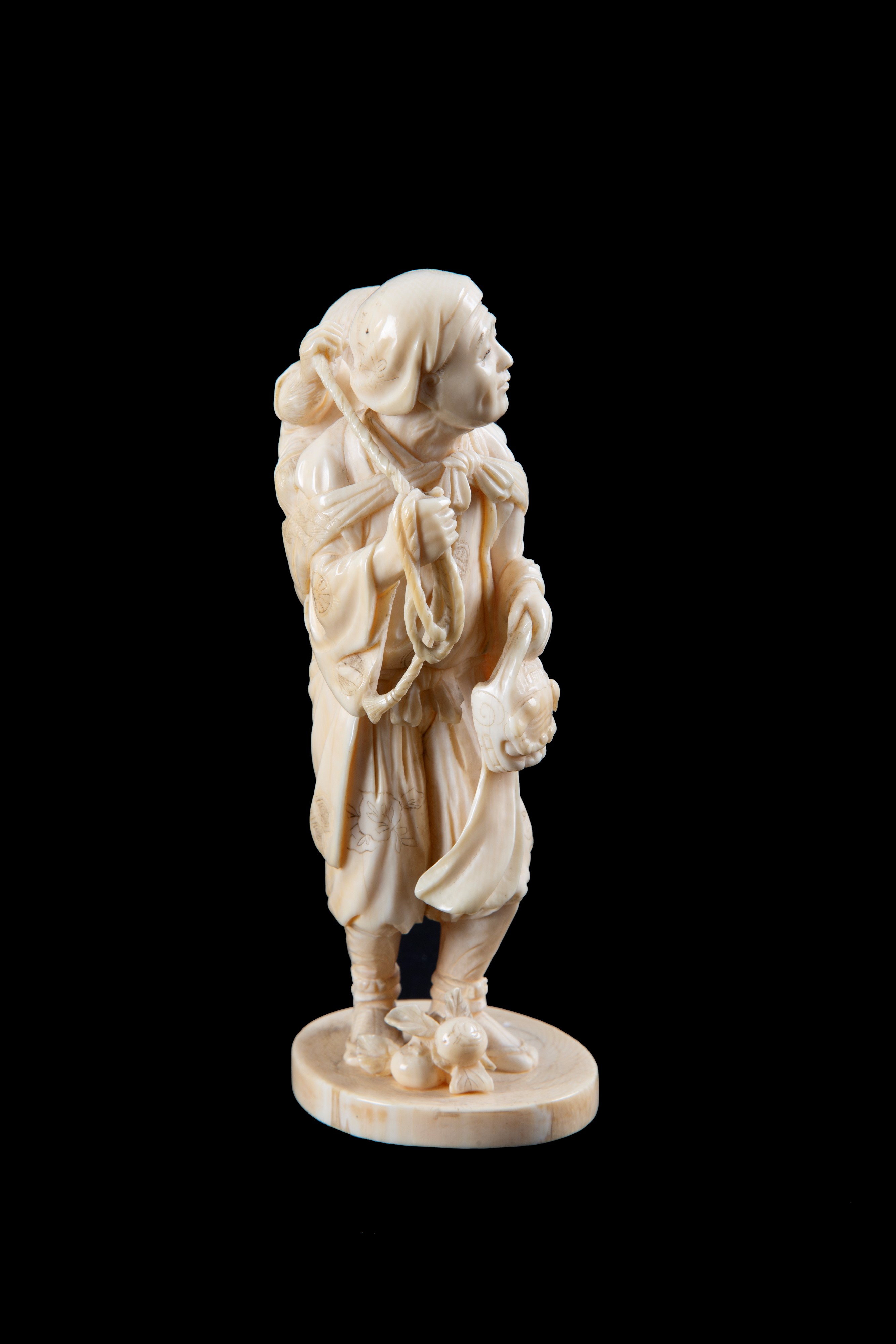 Okimono in avorio "UOMO CON SCIMMIA"