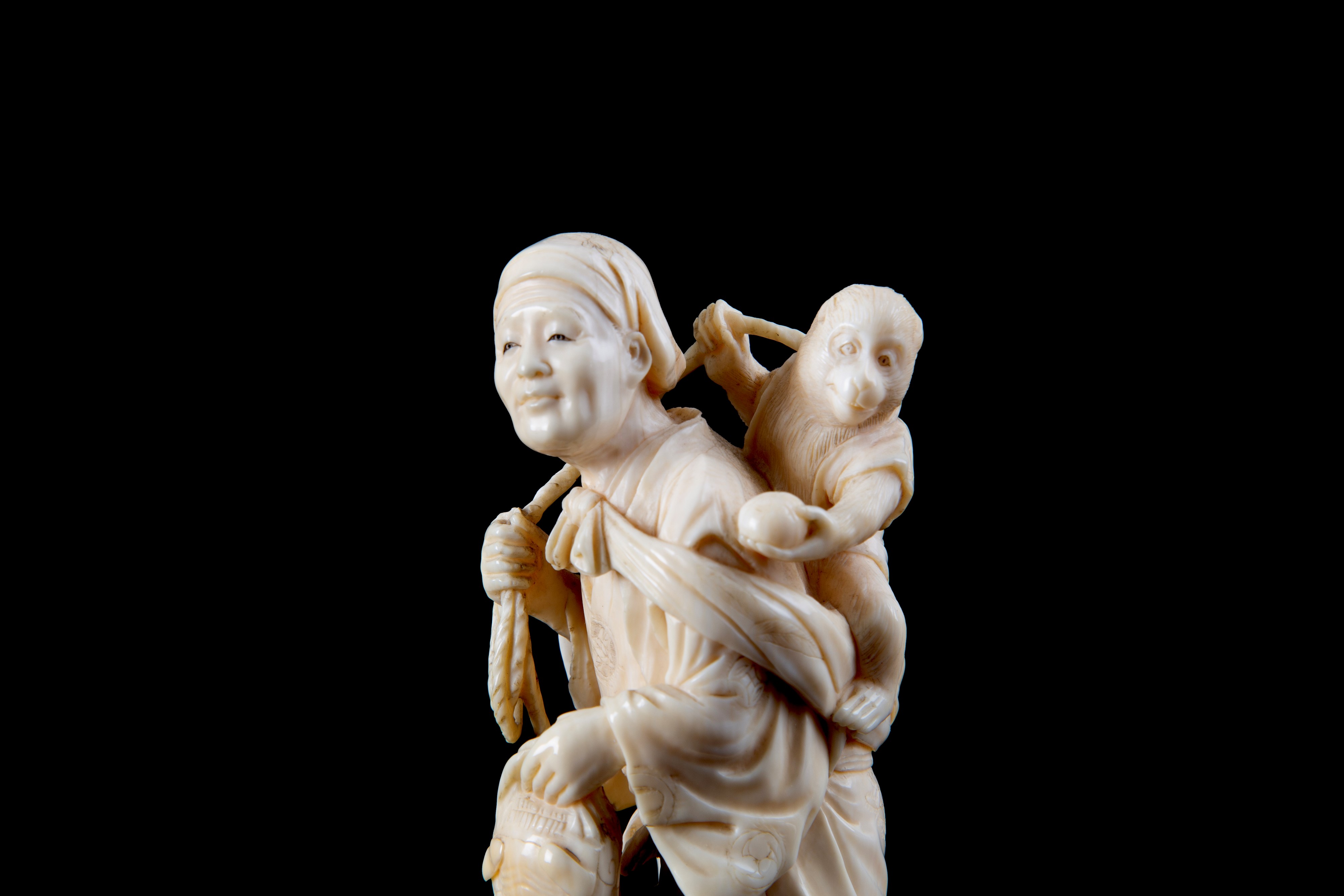 Okimono in avorio "UOMO CON SCIMMIA"