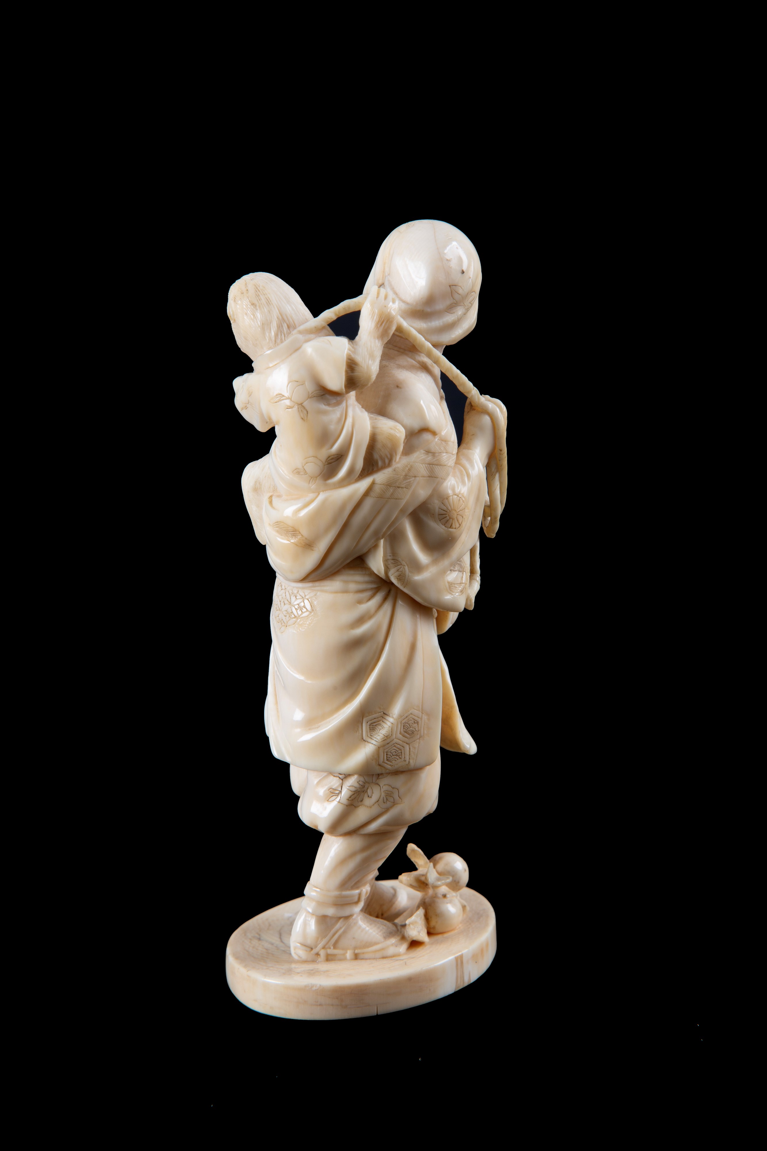 Okimono in avorio "UOMO CON SCIMMIA"