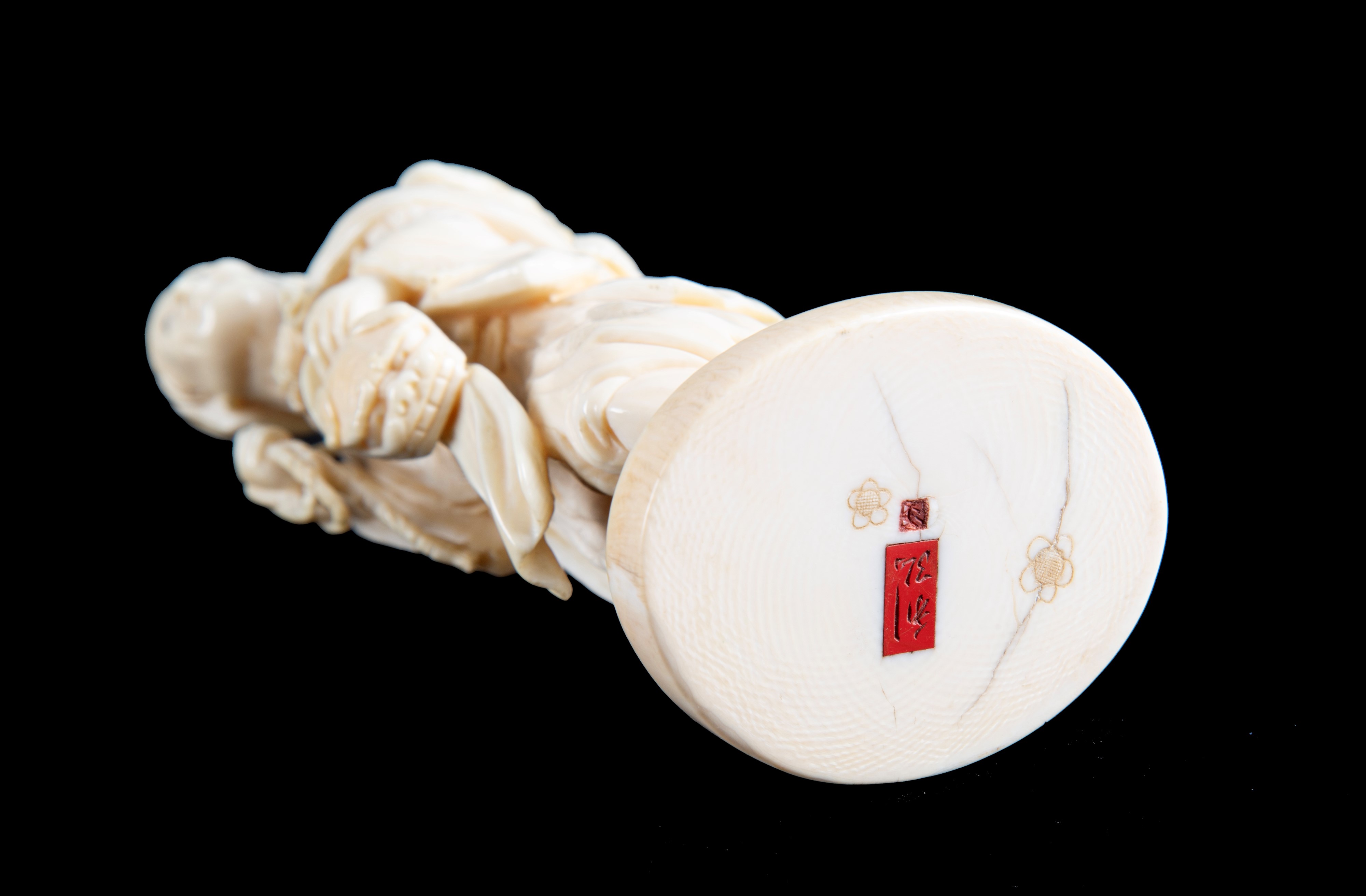 Okimono in avorio "UOMO CON SCIMMIA"