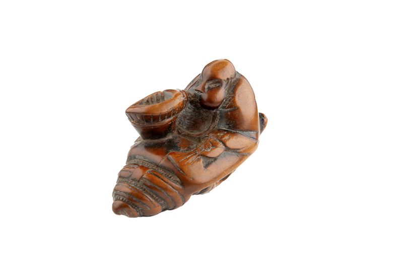 Netsuke "DIVINITA' CHE ESCE DA UNA CONCHIGLIA".