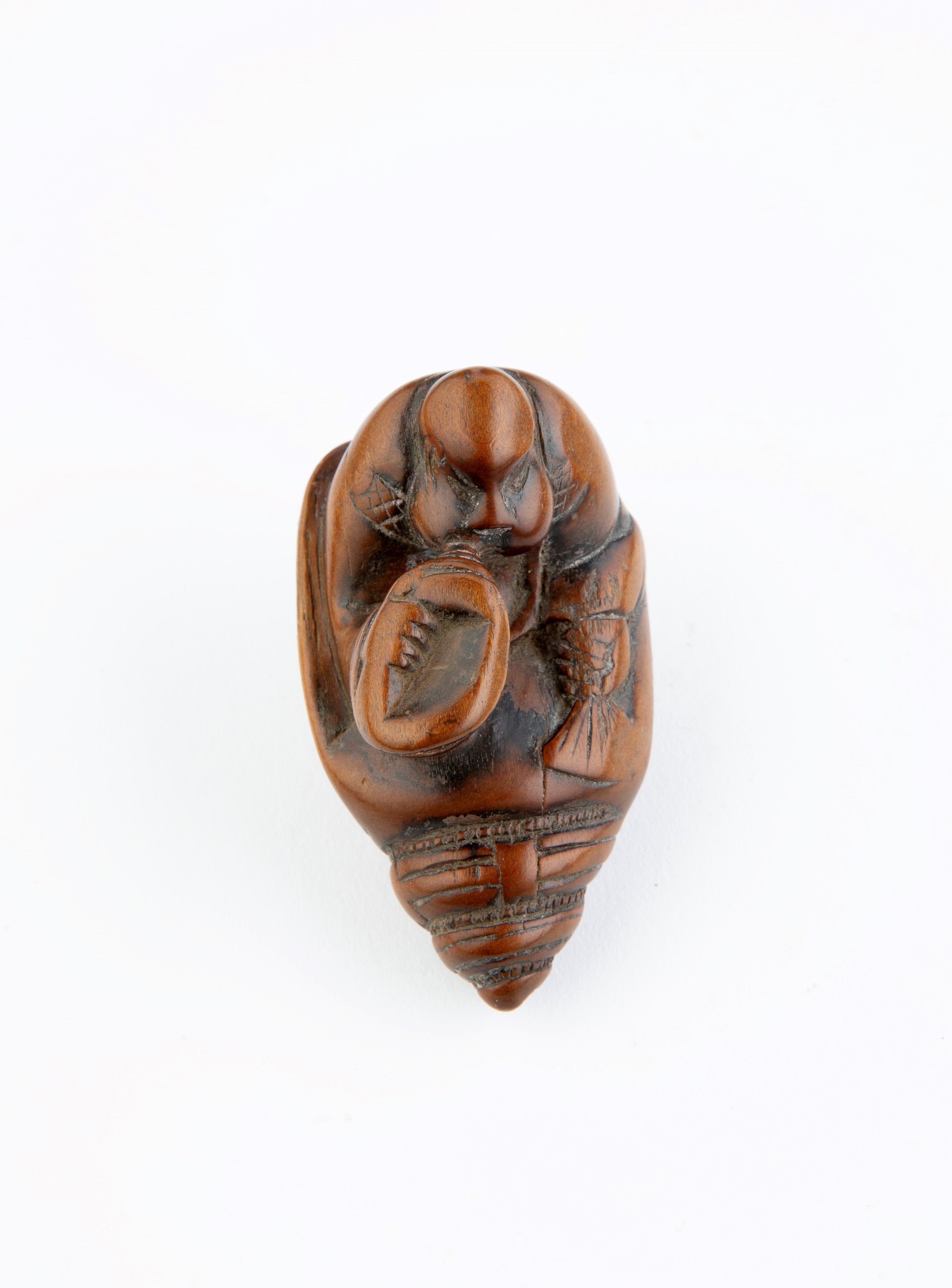 Netsuke "DIVINITA' CHE ESCE DA UNA CONCHIGLIA".