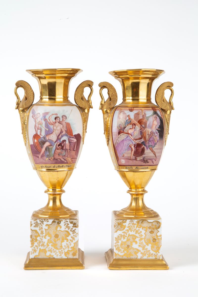 Coppia di vasi in porcellana