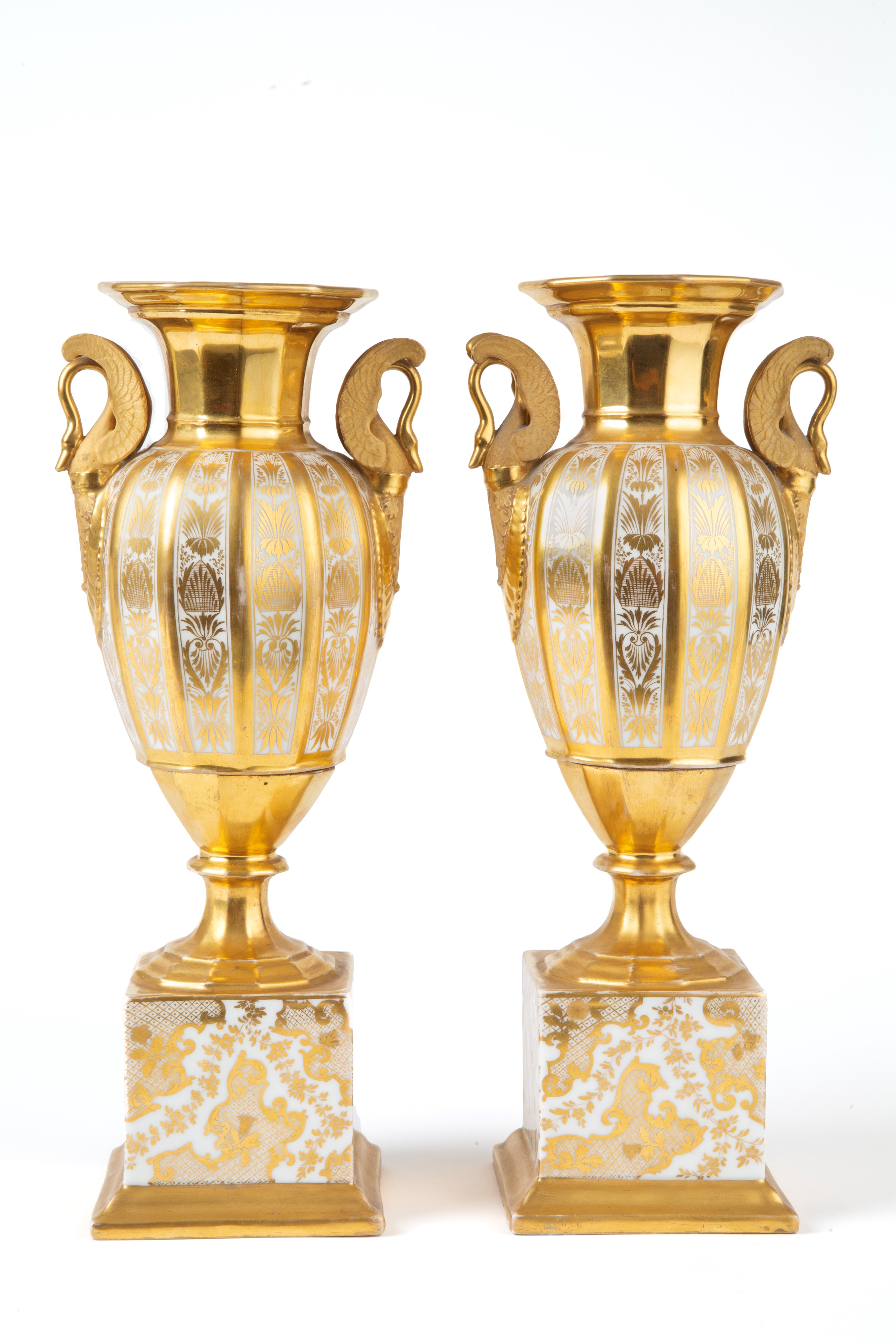 Coppia di vasi in porcellana