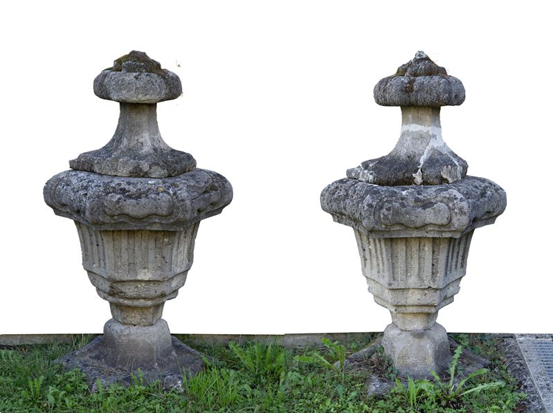 Coppia di vasi in pietra, dimensioni 134x80x65 cm circa