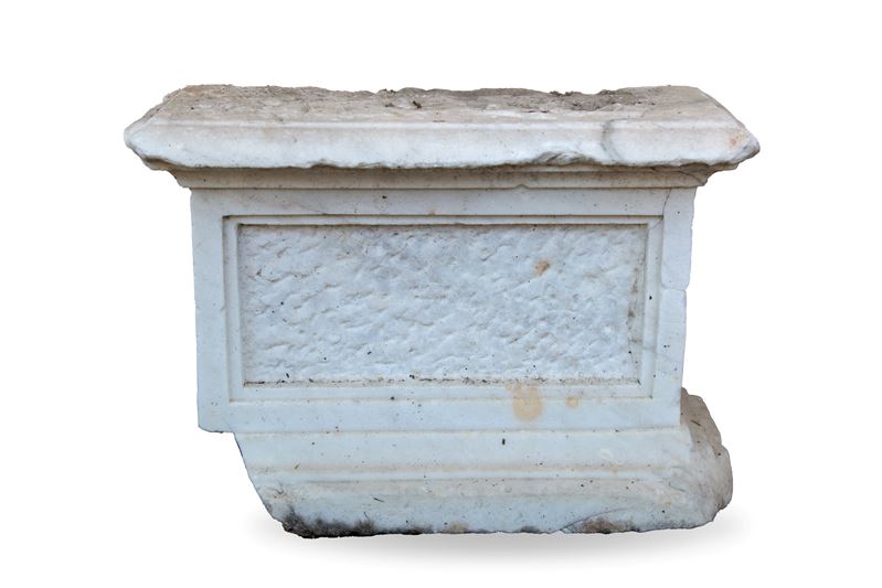 Base in marmo bianco, dimensioni 43x50x17 cm circa