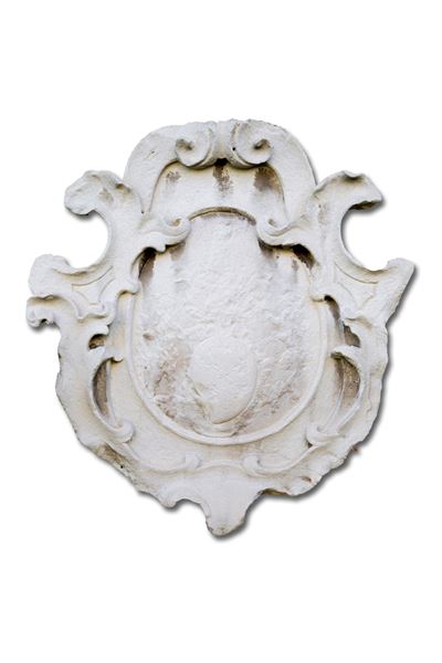 Stemma in pietra, dimensioni 92x90x22 cm ca.