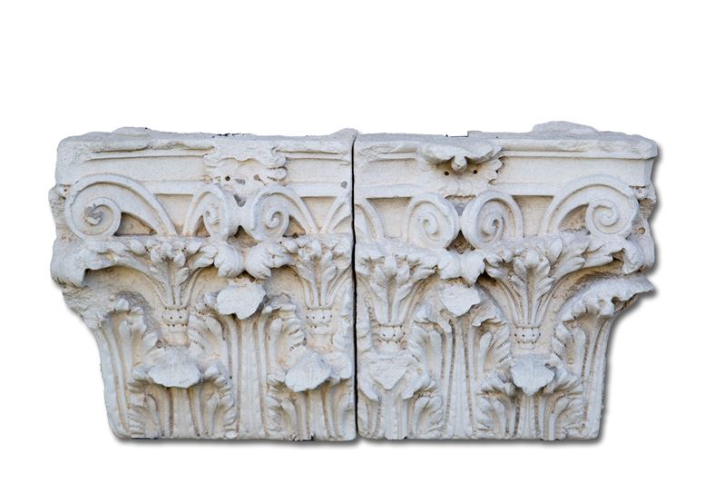 Coppia di lastroni a forma di capitelli