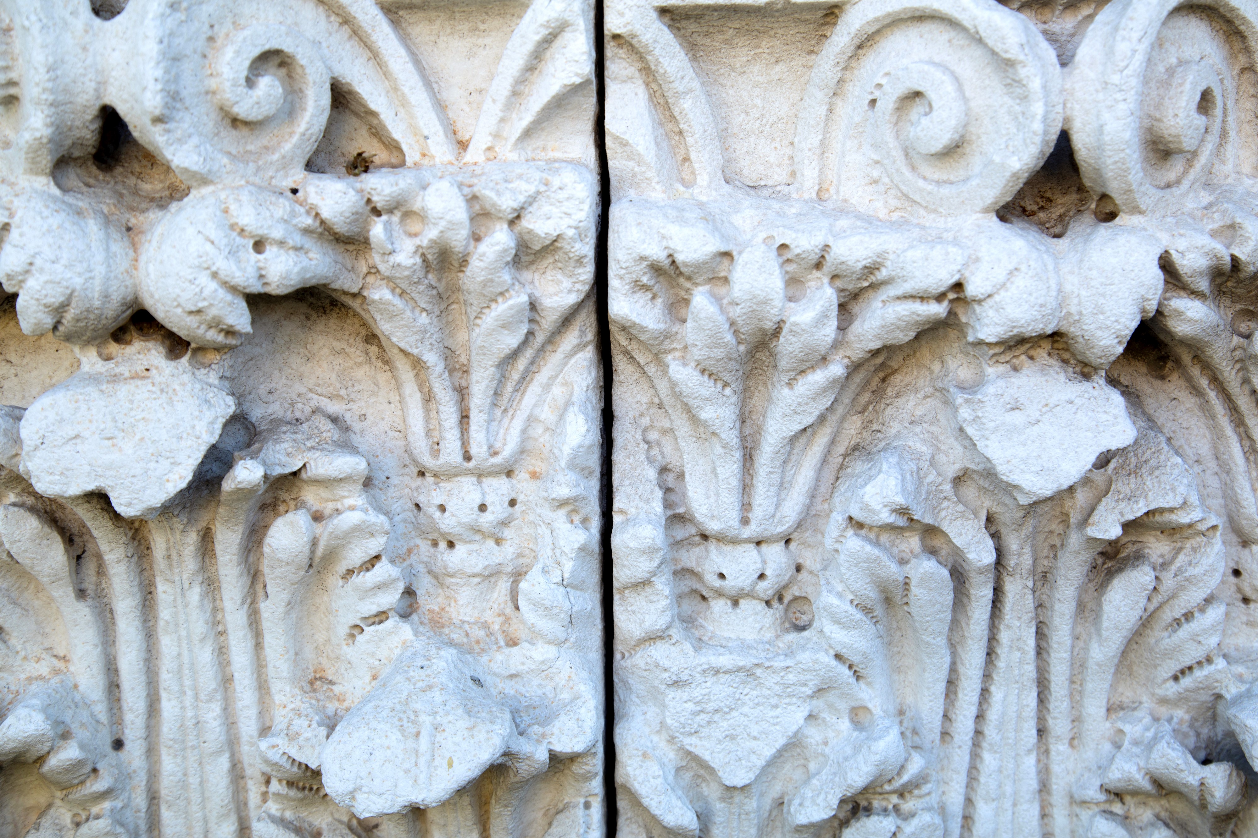 Coppia di lastroni a forma di capitelli