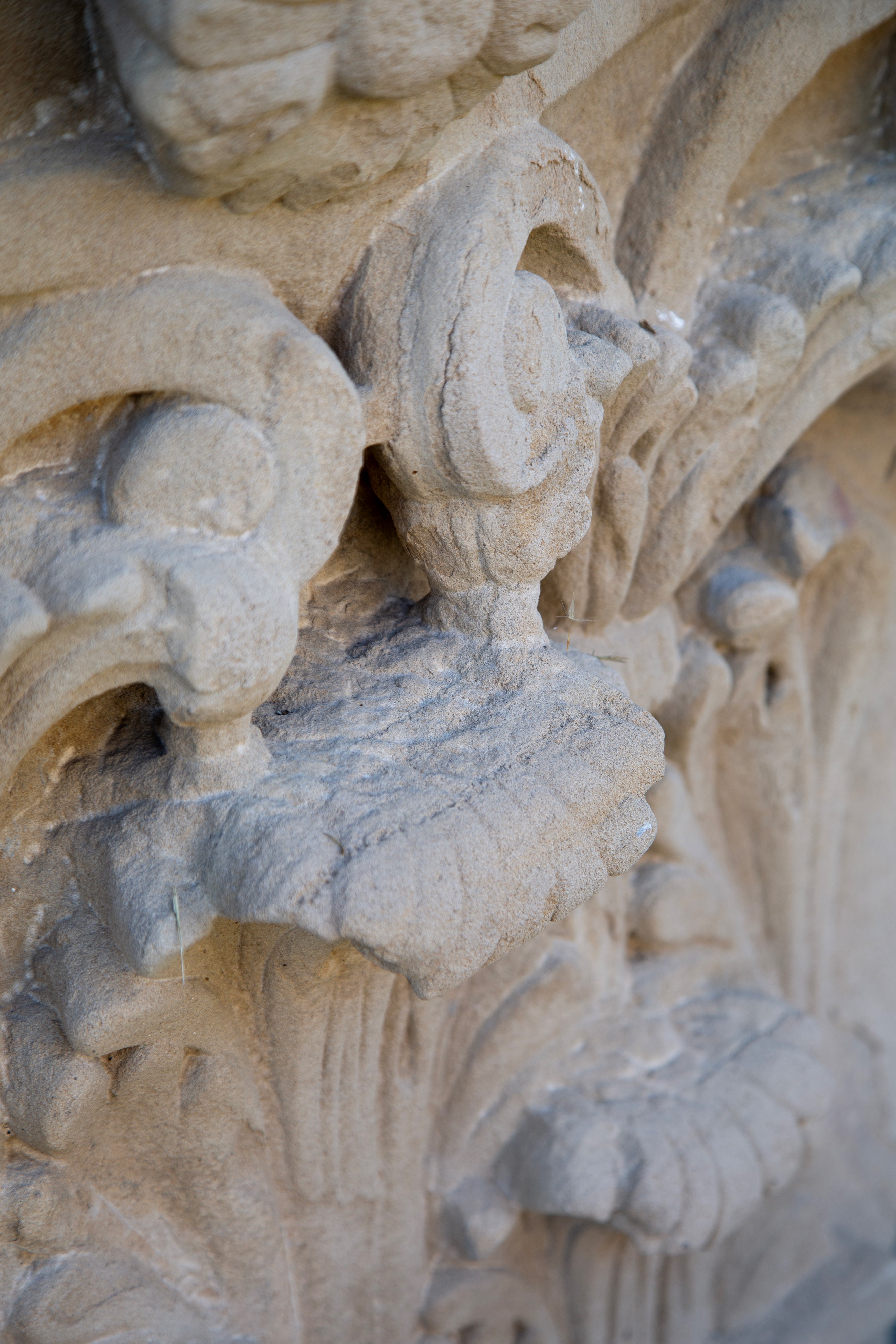 Coppia di lastroni a forma di capitelli