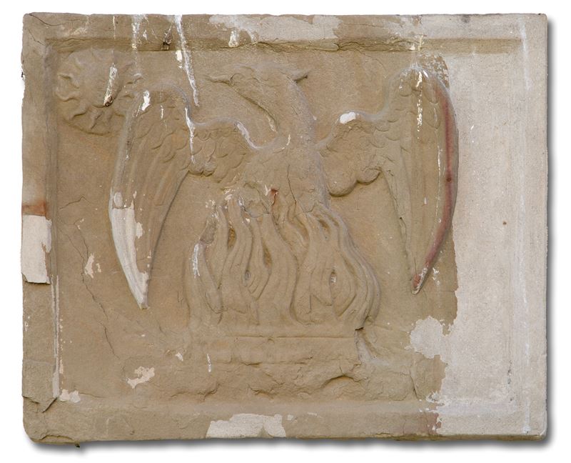 Lastra in pietra con raffigurazione di aquila e fiamme