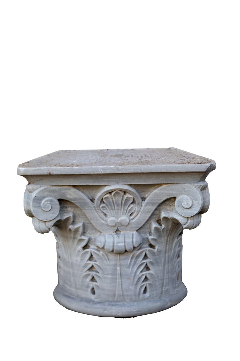 Capitello per lesena in pietra