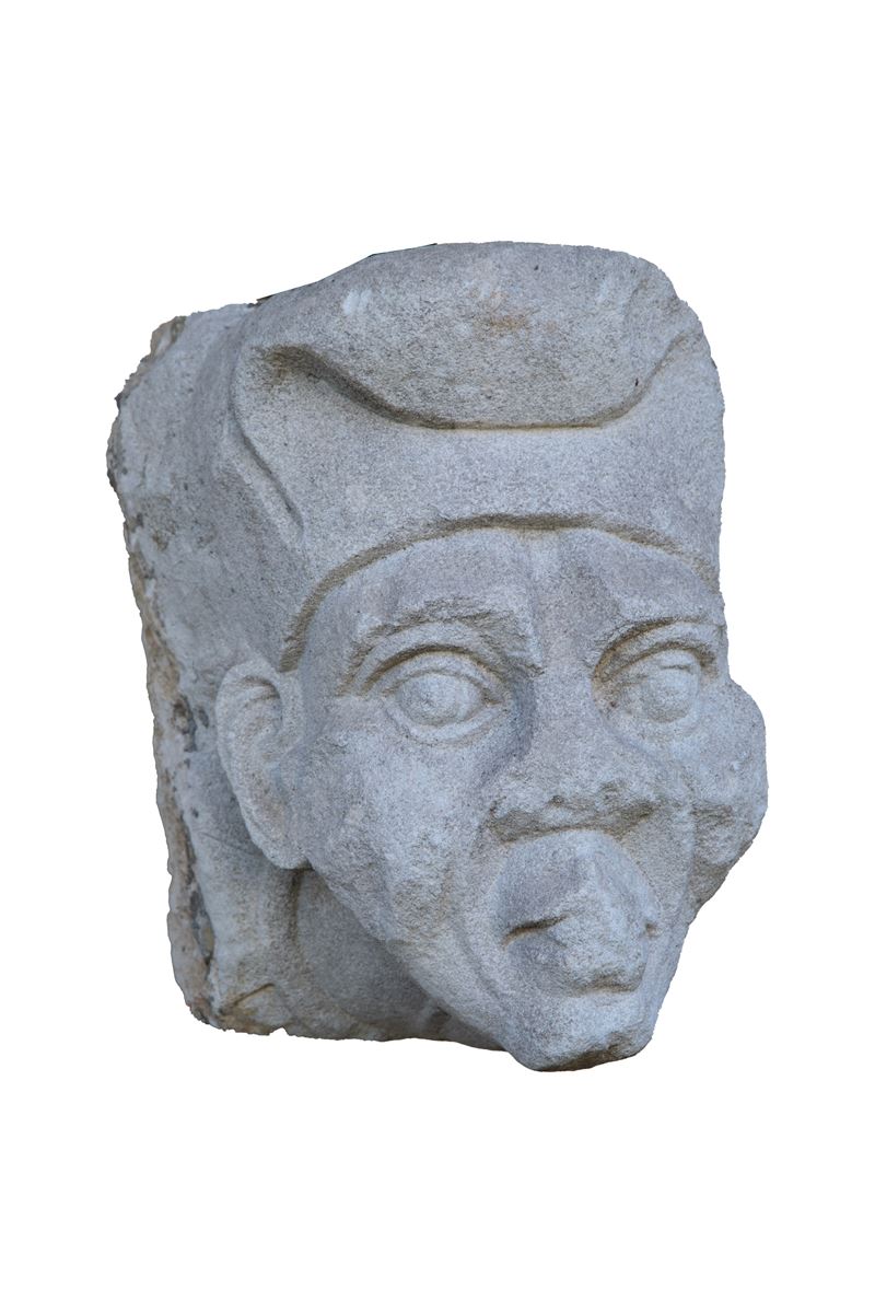 Frammento di testa in pietra