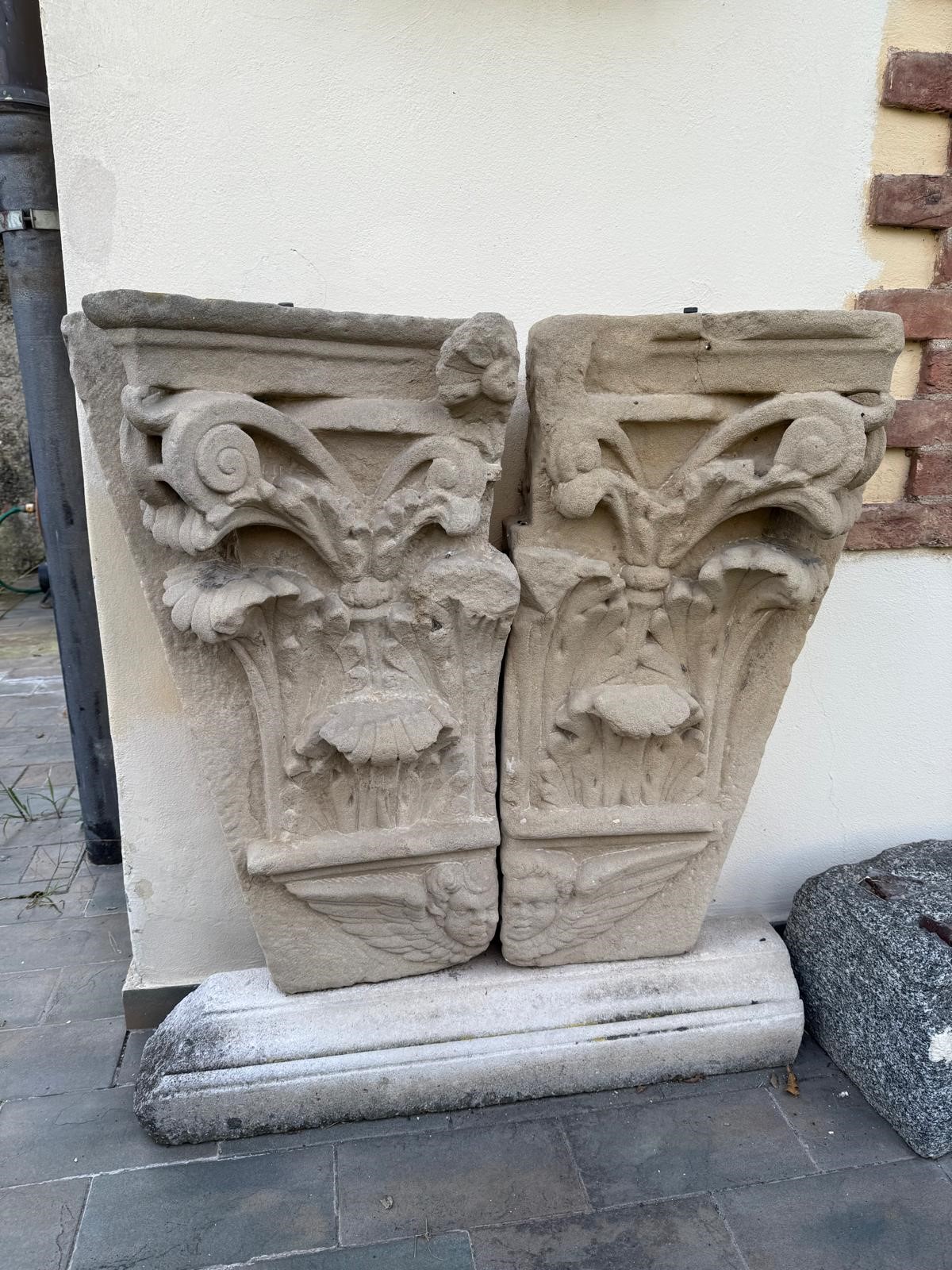 Due lastroni di capitelli