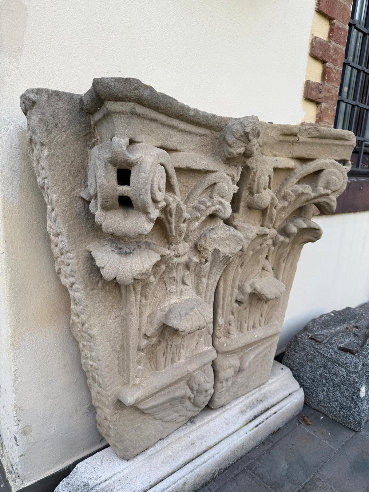 Due lastroni di capitelli