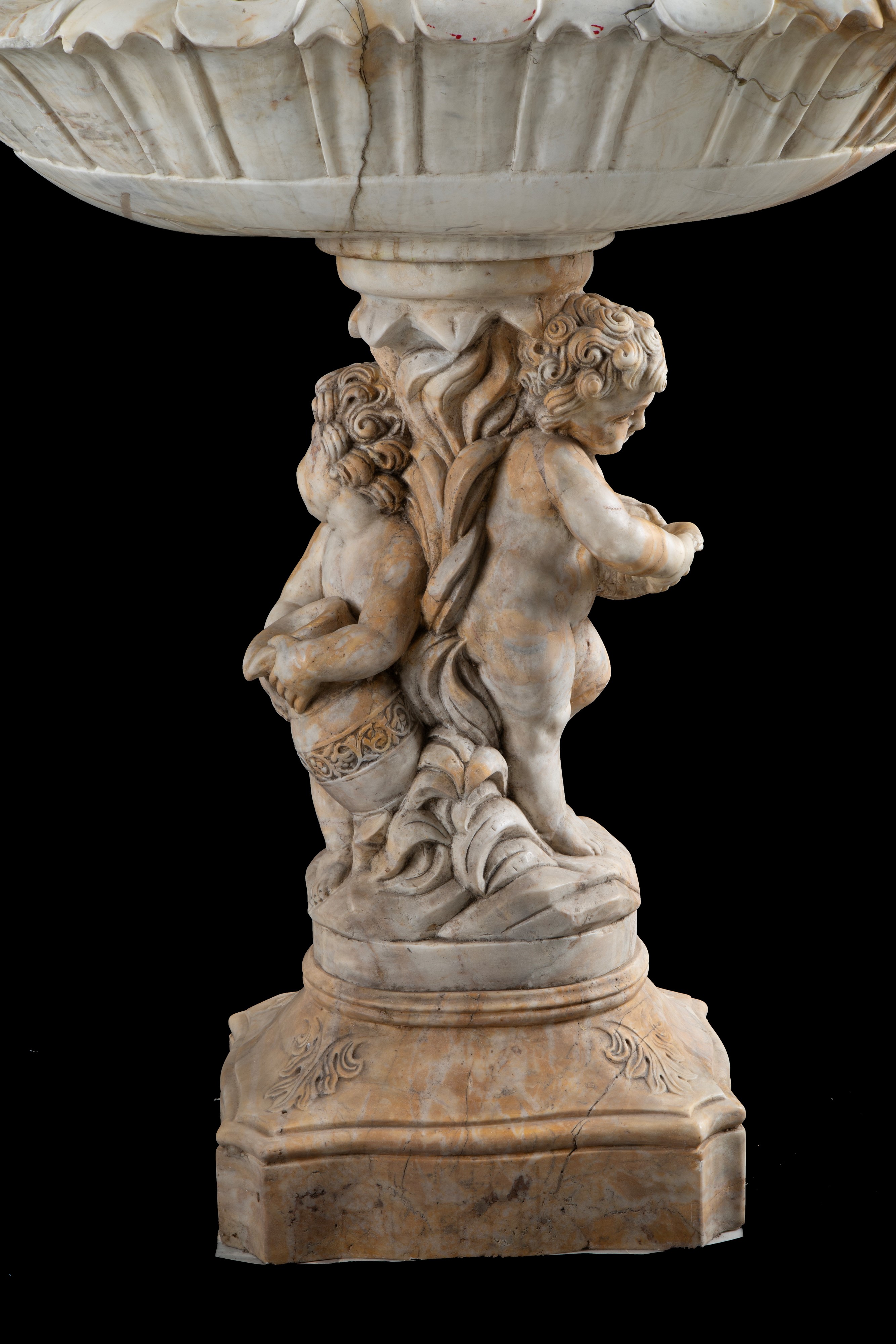 Vasca in marmo giallo di Verona con due putti, Inizio XX secolo