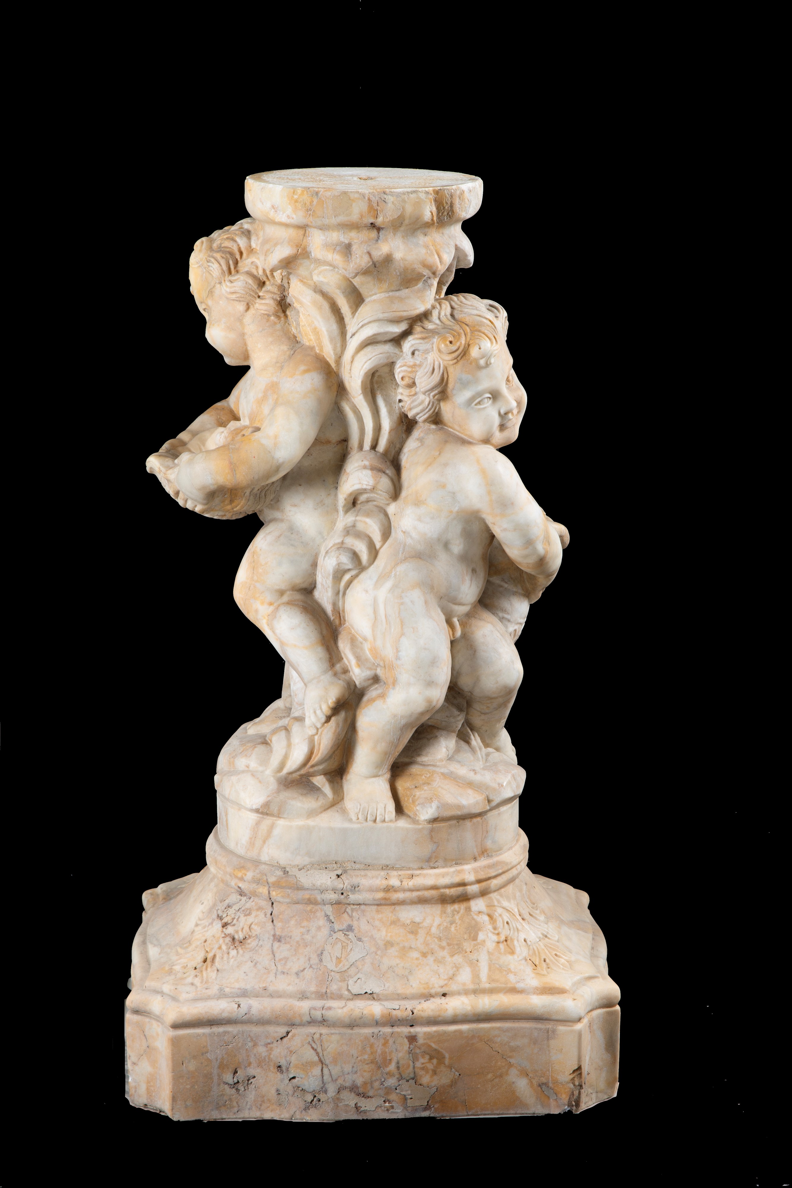 Vasca in marmo giallo di Verona con due putti, Inizio XX secolo