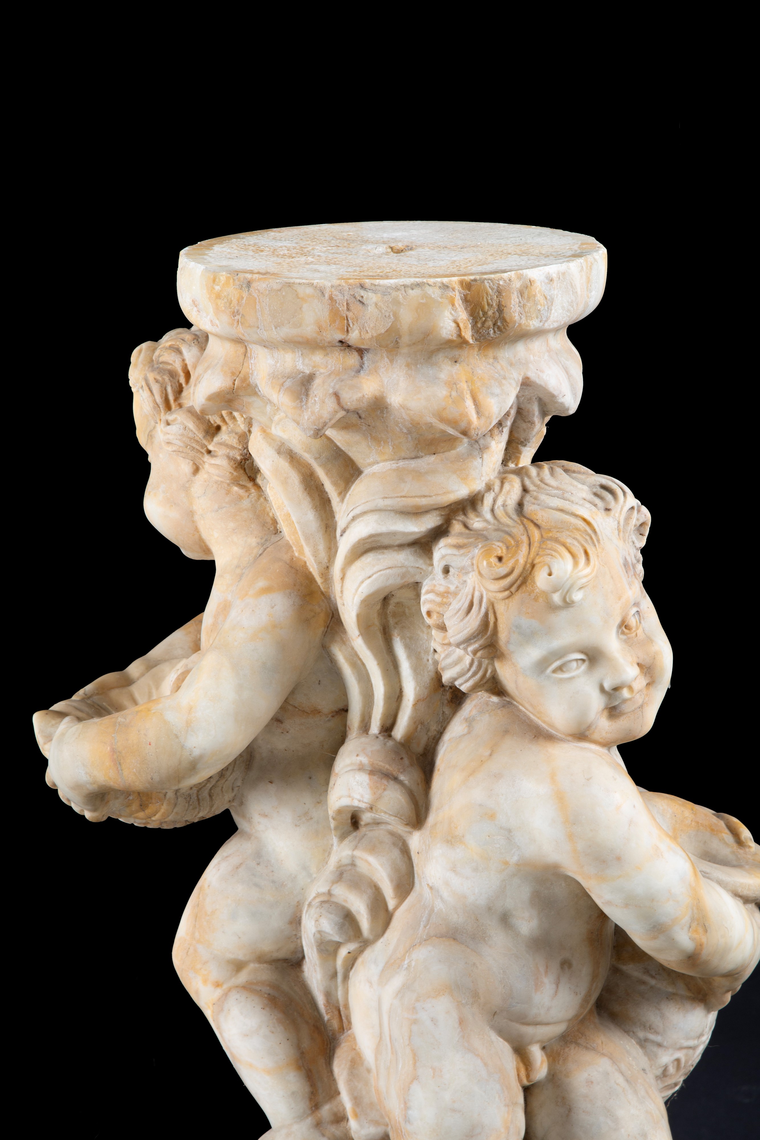 Vasca in marmo giallo di Verona con due putti, Inizio XX secolo