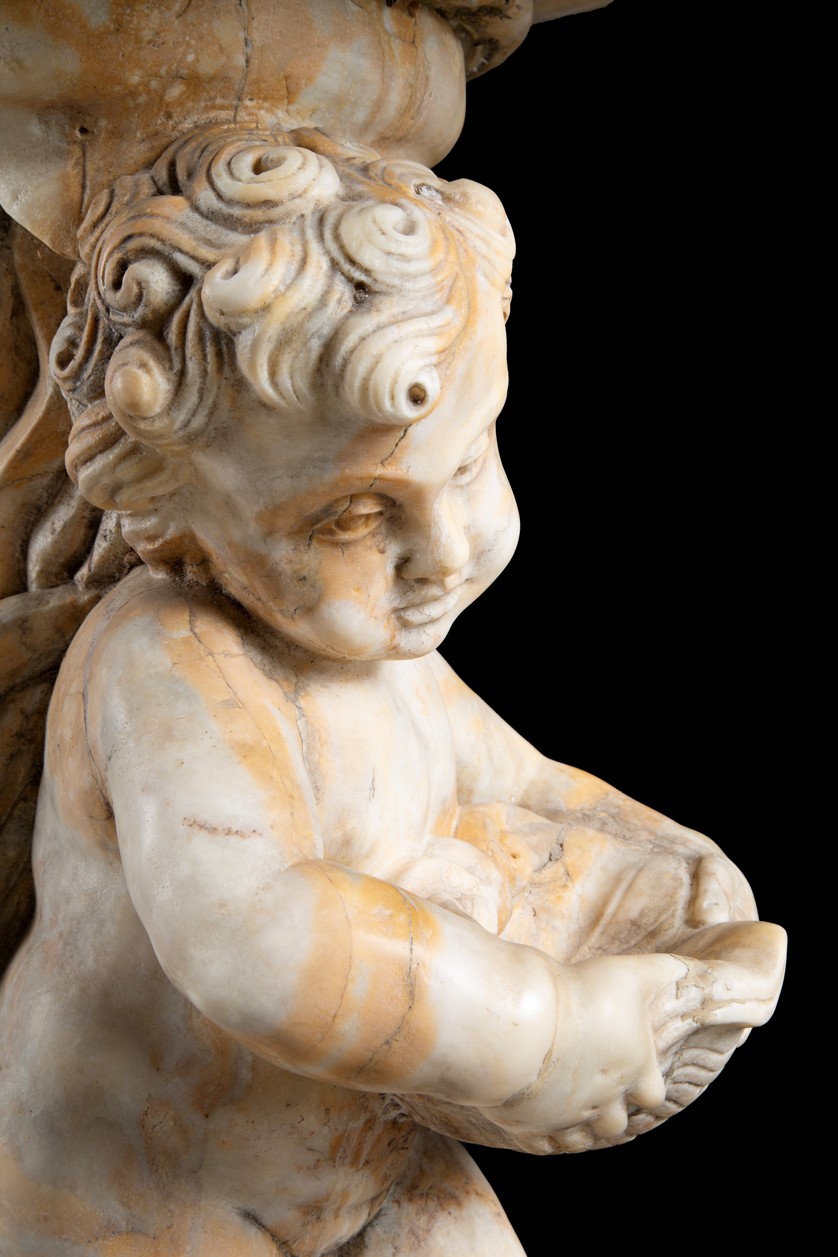 Vasca in marmo giallo di Verona con due putti, Inizio XX secolo