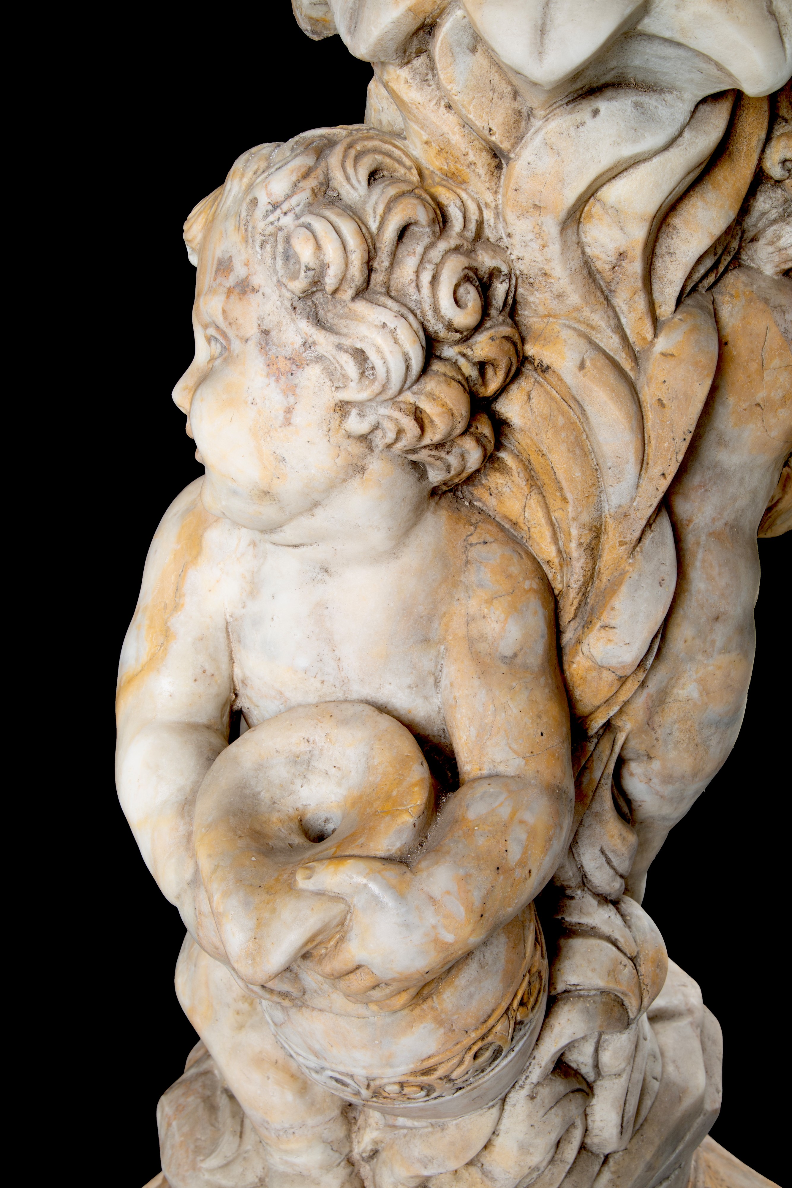 Vasca in marmo giallo di Verona con due putti, Inizio XX secolo