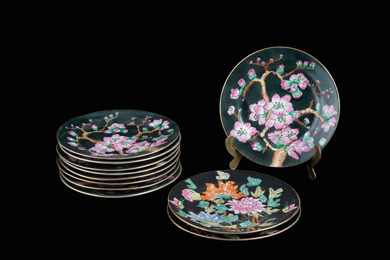 Undici piatti con fiori