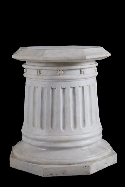 Base in marmo di Carrara scanalato, ottagonale, fine XIX secolo