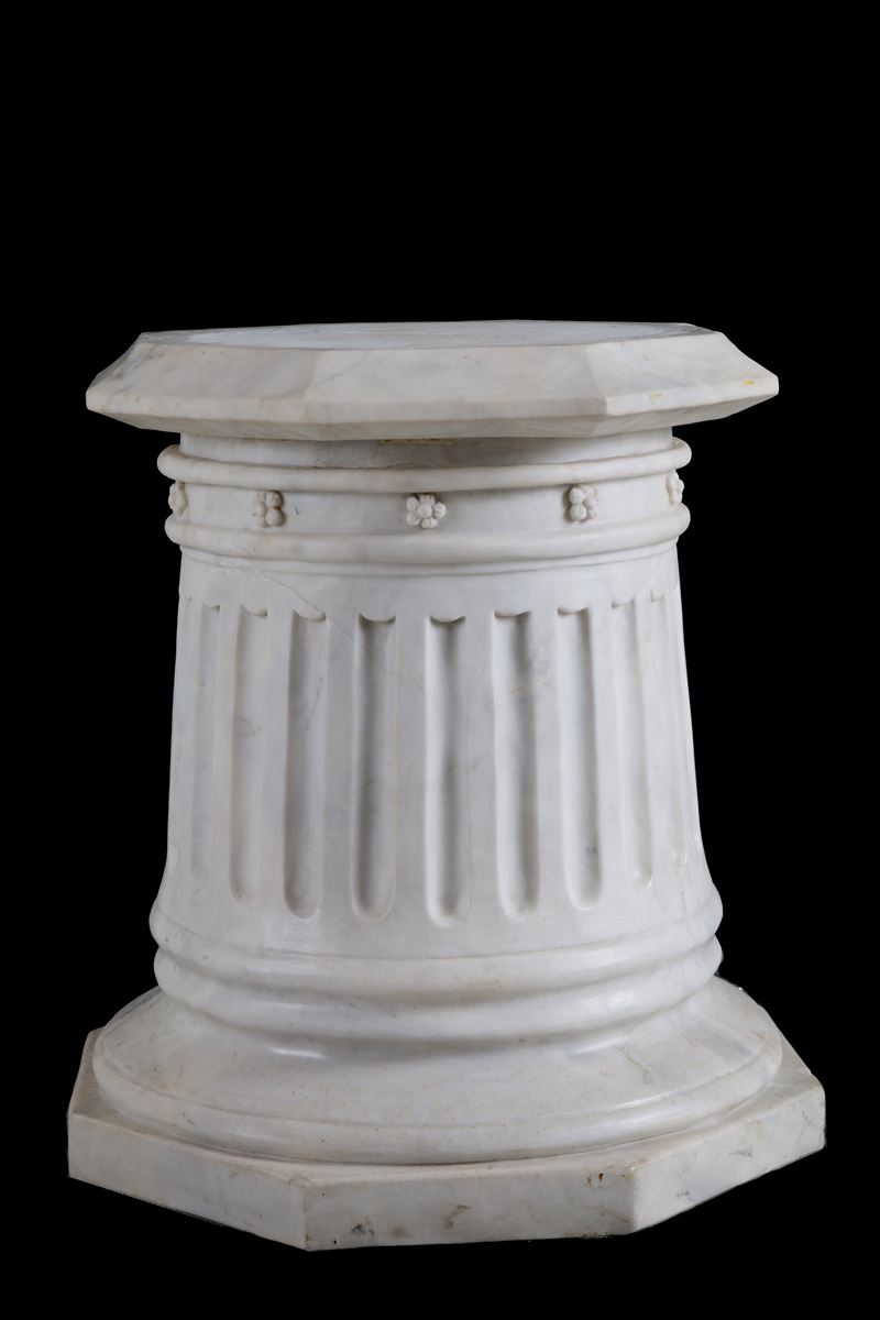 Base in marmo di Carrara scanalato, ottagonale, fine XIX secolo