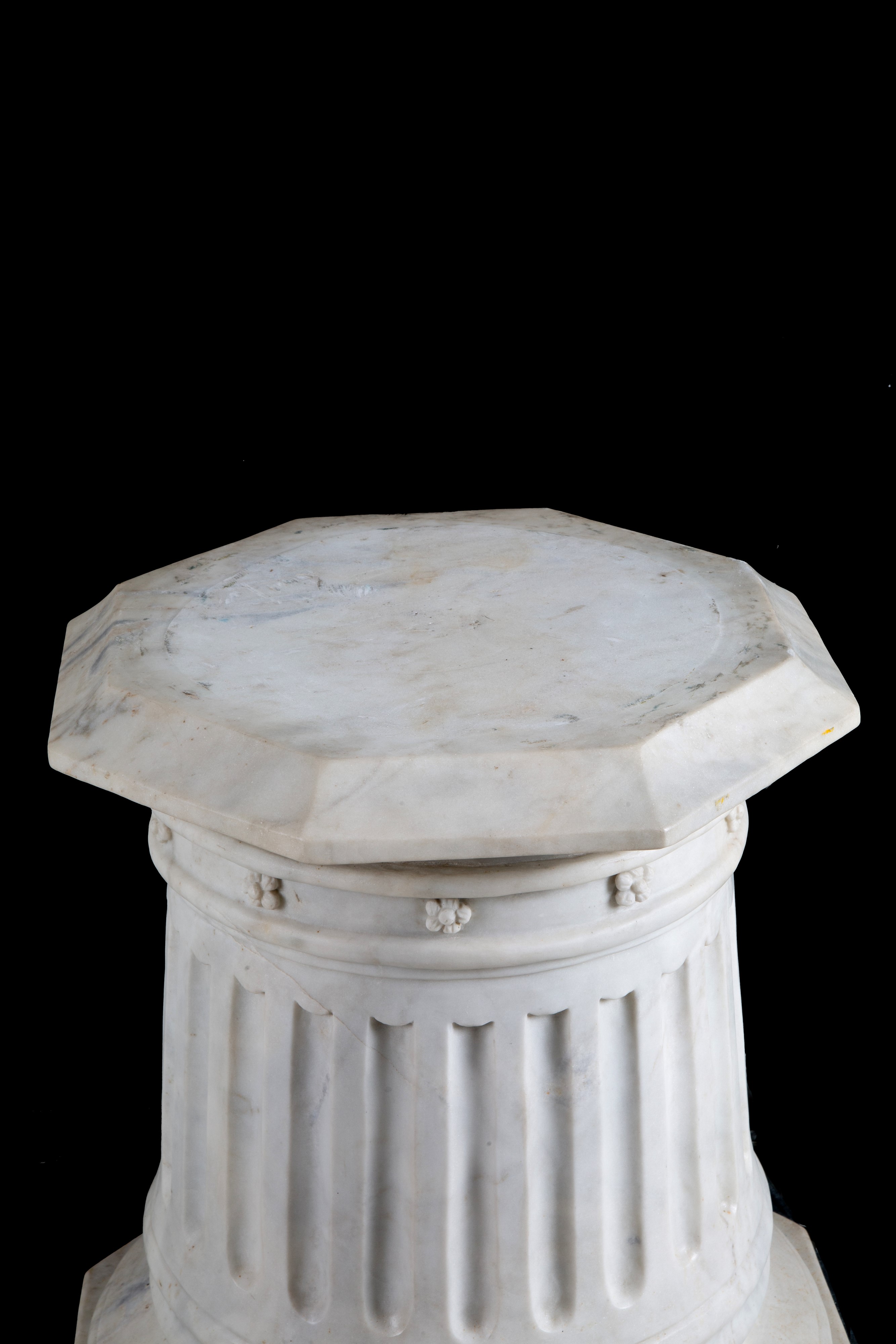 Base in marmo di Carrara scanalato, ottagonale, fine XIX secolo