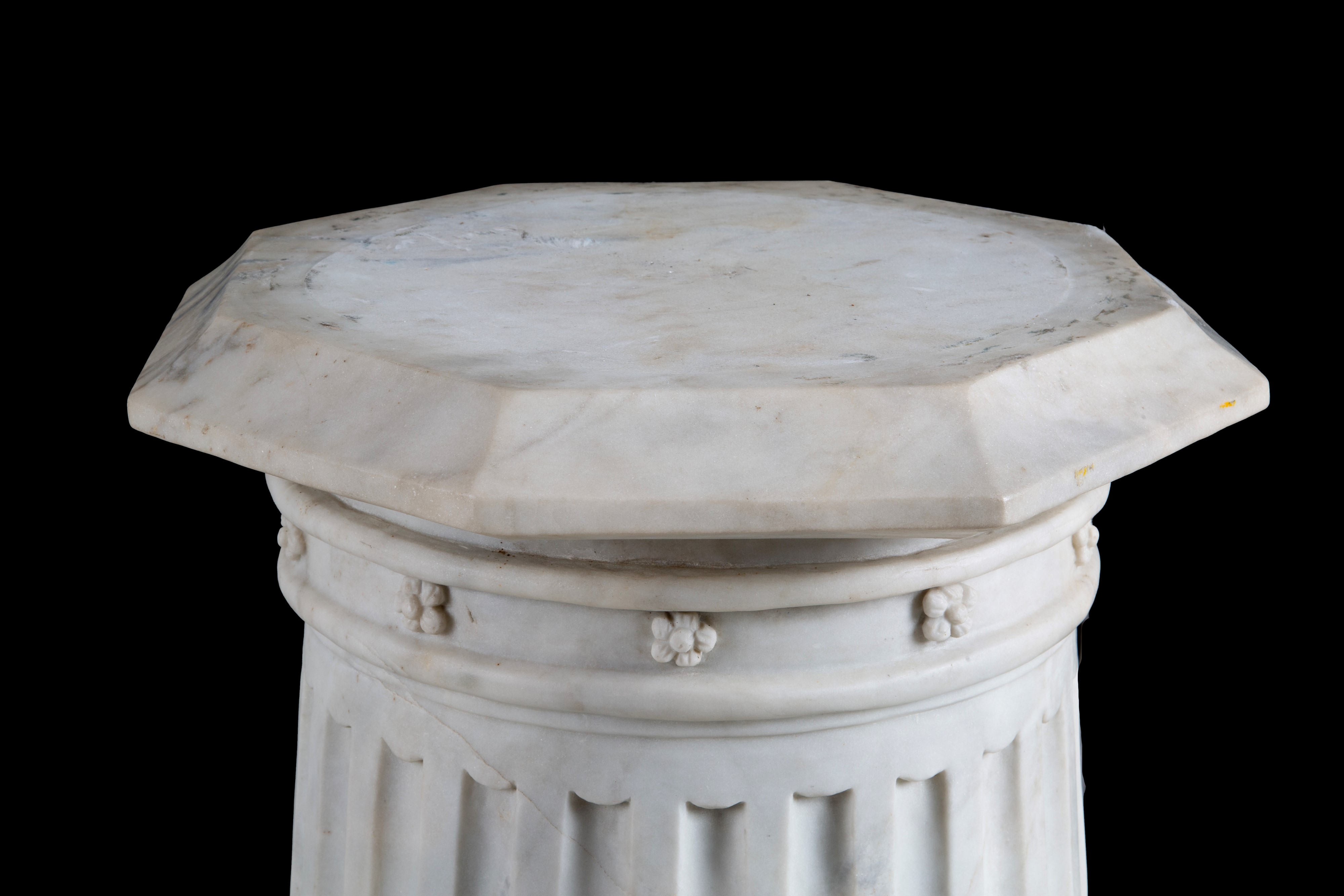 Base in marmo di Carrara scanalato, ottagonale, fine XIX secolo