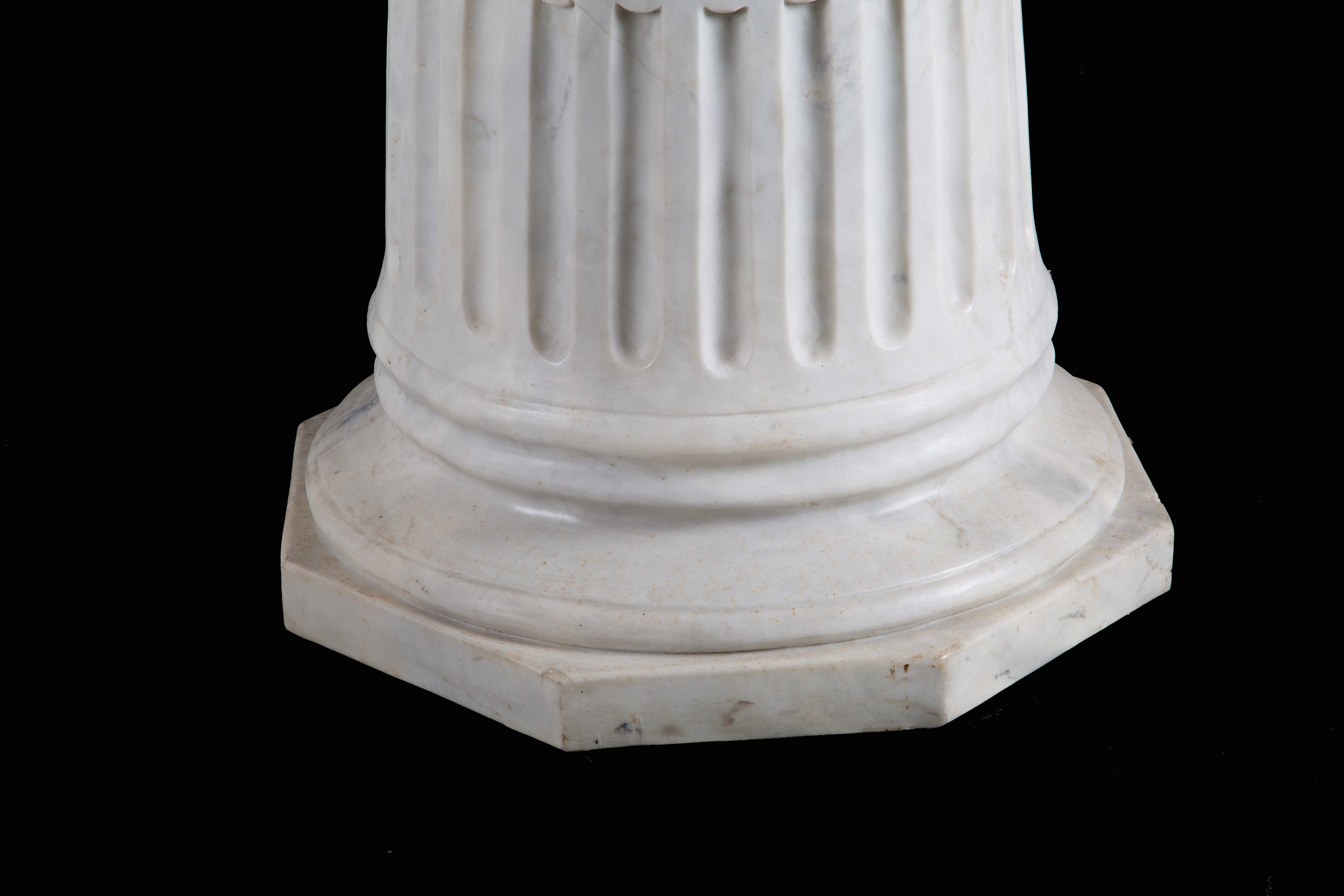 Base in marmo di Carrara scanalato, ottagonale, fine XIX secolo