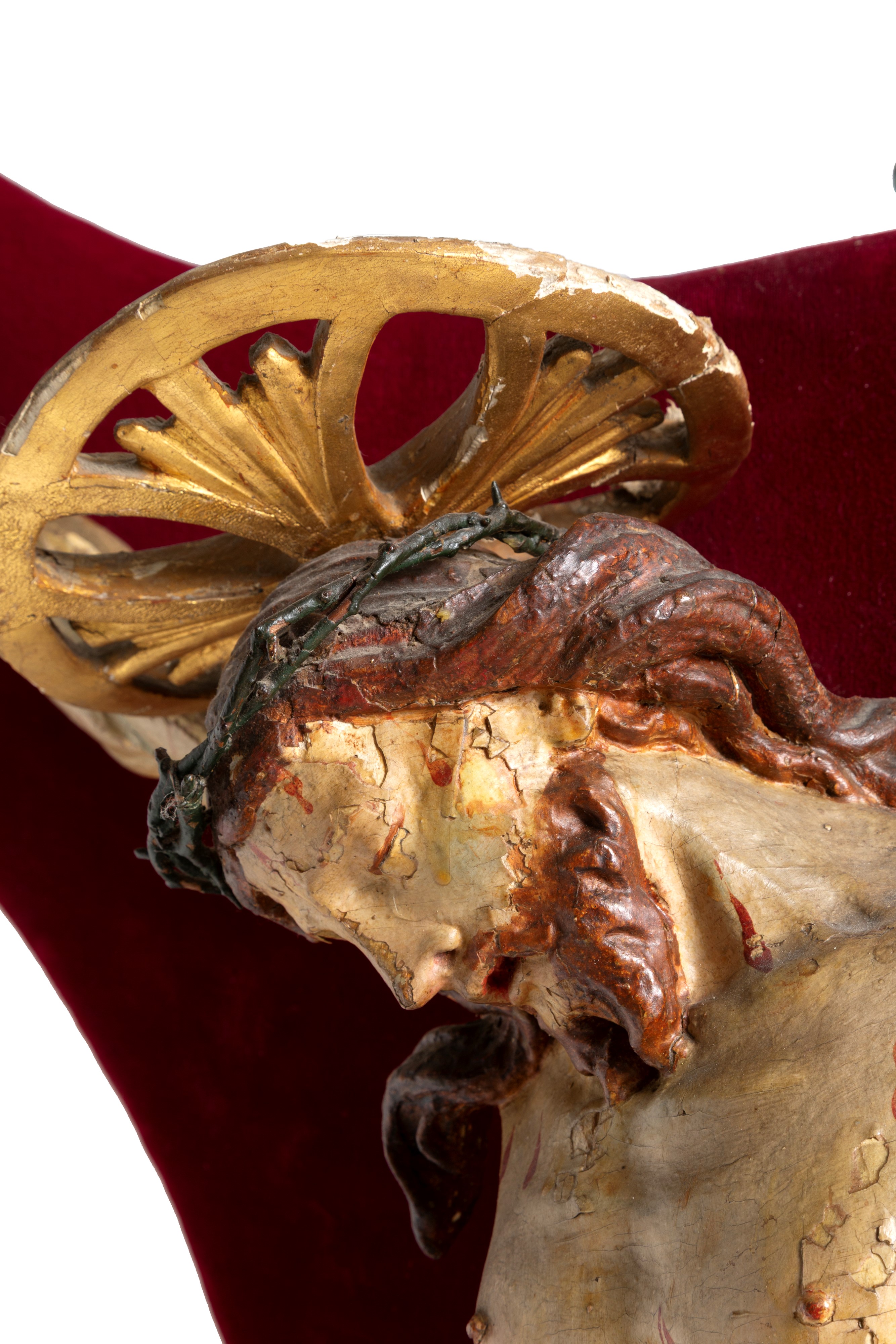 Scultura raffigurante Cristo crocifisso, legno laccato e dorato (XVIII secolo)